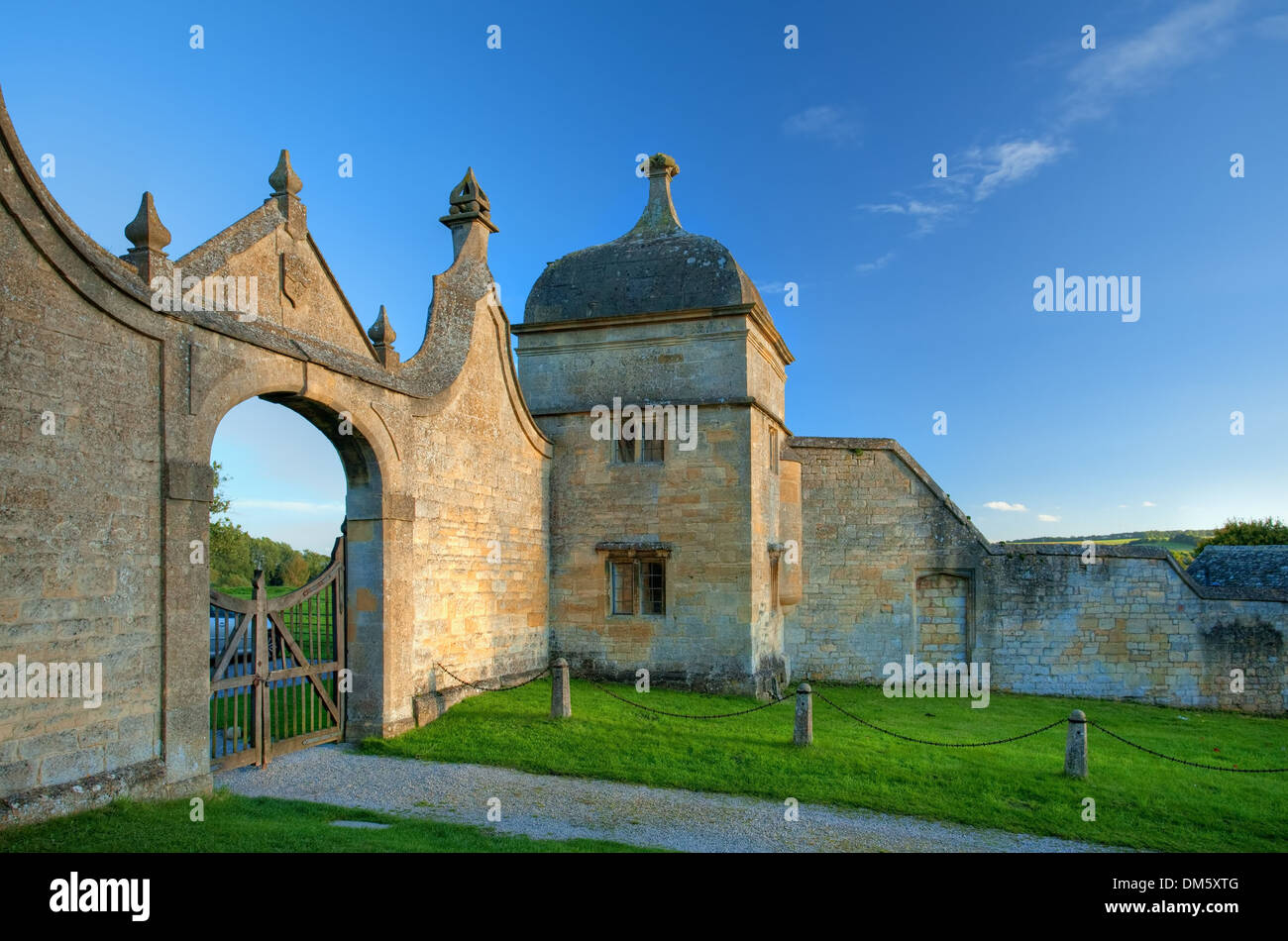 The historic Jacobean gatehouse to the Banqueting Hall at Chipping Campden, Gloucestershire, England. Stock Photo