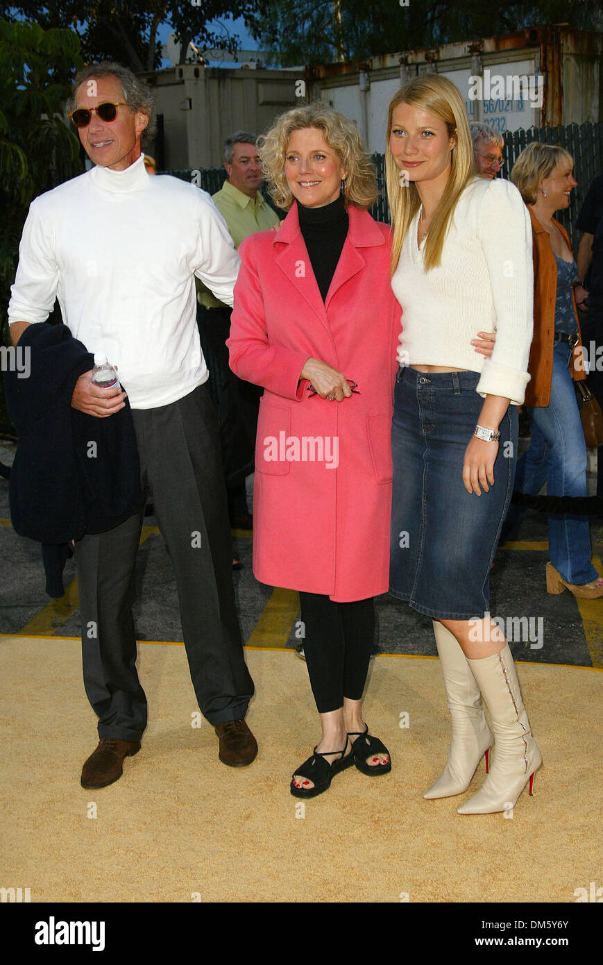 July 22, 2002 - Los Angeles, CALIFORNIA - AUSTIN POWERS IN GOLDMEMBER.PREMIERE AT UNIVERSAL AMPHITHEATRE UNIVERSAL.Los Angeles LOS ANGELES, CA.GWYNETH PALTROW WITH HER PARENTS BRUCE .PALTROW AND BLYTHE DANNER. FITZROY BARRETT /    7-22-2002              K25584FB         (D)(Credit Image: © Globe Photos/ZUMAPRESS.com) Stock Photo