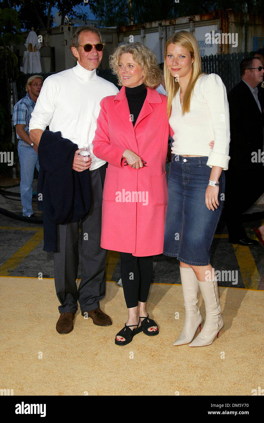 July 22, 2002 - Los Angeles, CALIFORNIA - AUSTIN POWERS IN GOLDMEMBER.PREMIERE AT UNIVERSAL AMPHITHEATRE UNIVERSAL.Los Angeles LOS ANGELES, CA.GWYNETH PALTROW WITH HER PARENTS BRUCE .PALTROW AND BLYTHE DANNER. FITZROY BARRETT /    7-22-2002              K25584FB         (D)(Credit Image: © Globe Photos/ZUMAPRESS.com) Stock Photo