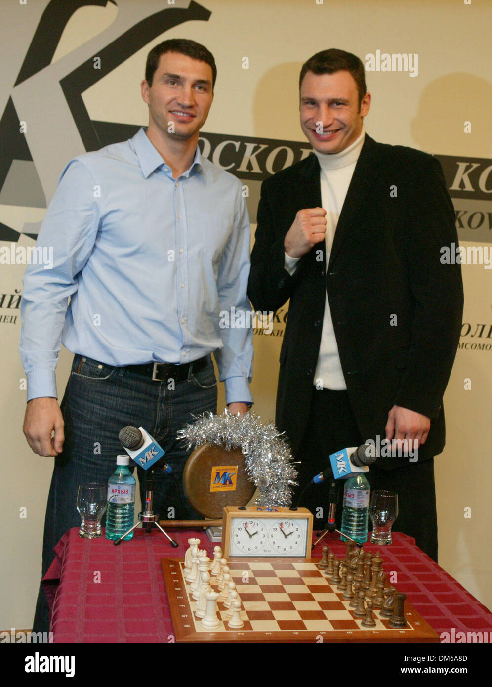 Moscow, Russia. 28th of November, 2013 Boxers fight for the title of world  Champions in the ring in the match of the World Chess Boxing Championship  in Moscow, Russia Stock Photo - Alamy