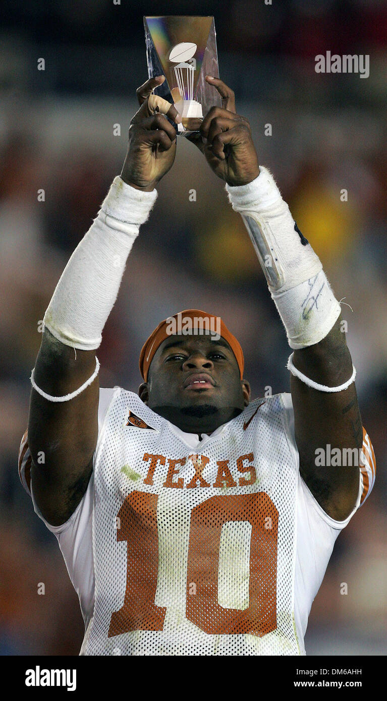 Jan 01, 2005; Pasadena, CA, USA; UT's VINCE YOUNG holds the Rose Bowl MVP trophy after the Longhorns' 38-37 win over Michigan in the 91st Rose Bowl. Stock Photo