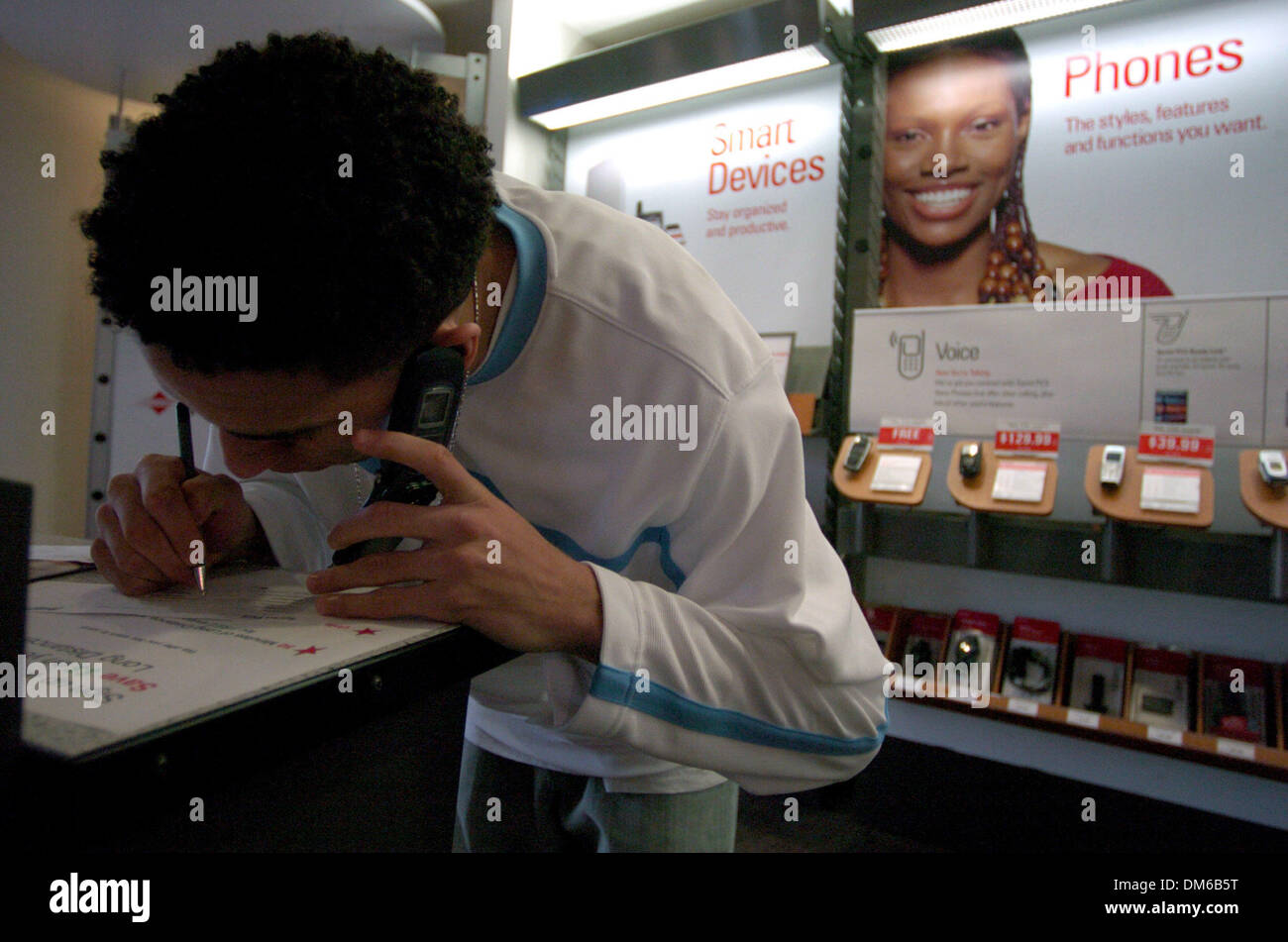 Jan 19, 2005; Roseville, CA, USA; Sacramento Kings guard KEVIN MARTIN fills out cell phone paperwork at the Sprint store. Stock Photo