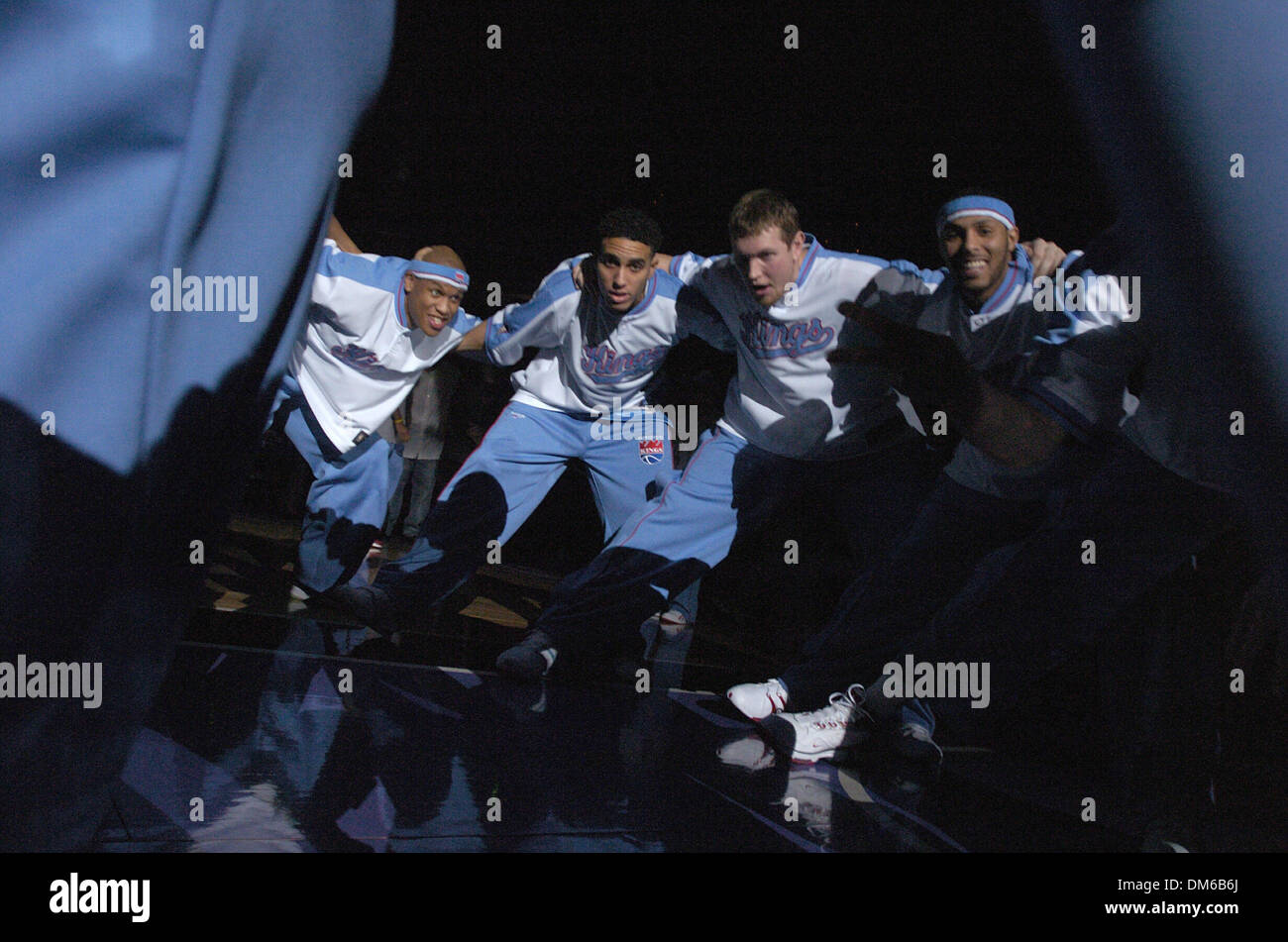 Jan 20, 2005; Sacramento, CA, USA; Kings teammates with KEVIN MARTIN (2nd from L) rally in a circle before Thursday evenings game between the Sacramento King and the Cleveland Cavaliers at Arco Arena. Stock Photo