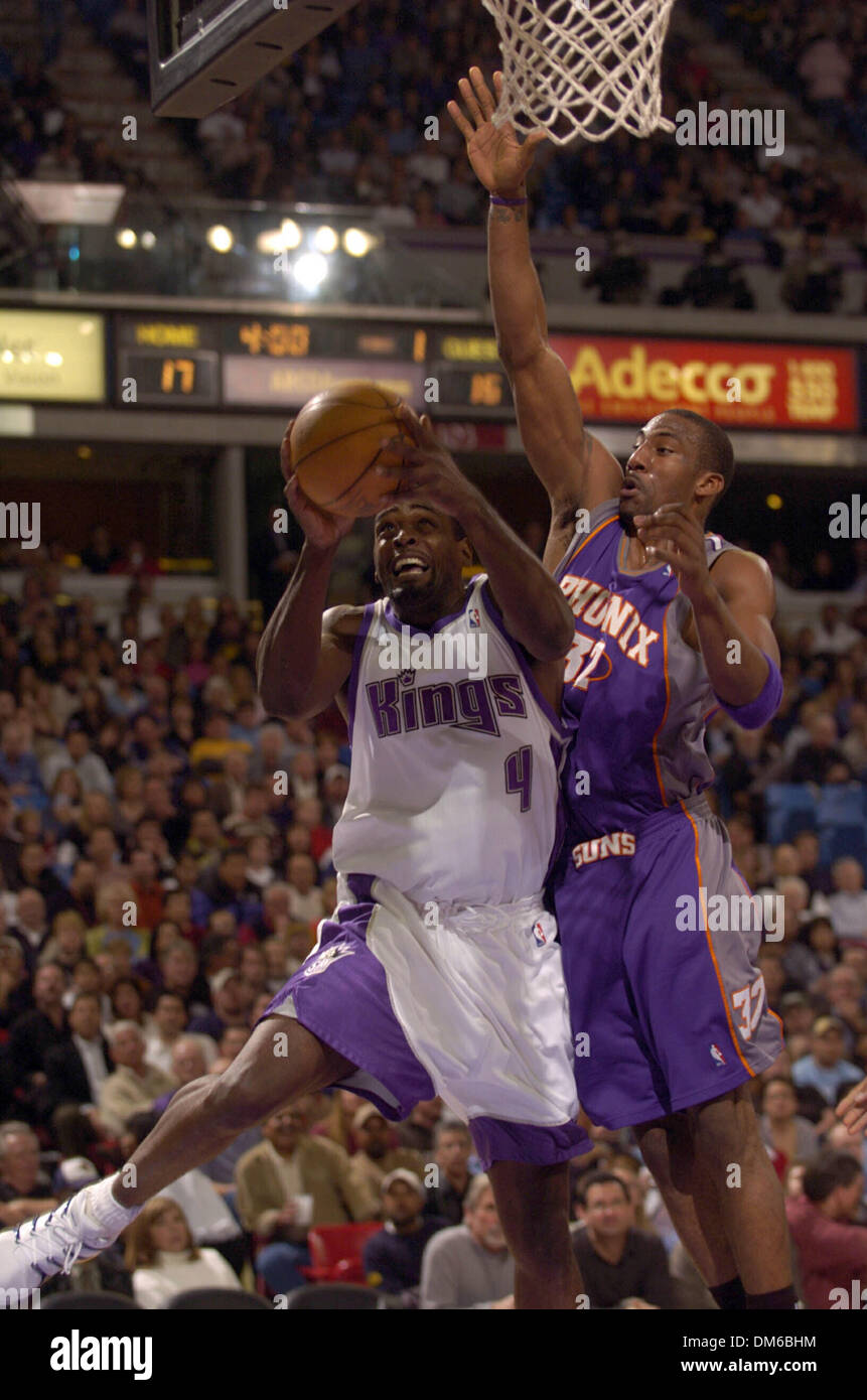 Feb 08, 2005; Sacramento, CA, USA; Kings forward Chris Webber drives past Amare Stoudemire for two points in the 1st quarter of Tuesday evenings game between the Sacramento Kings and the Phoenix Suns at Arco Arena. Stock Photo