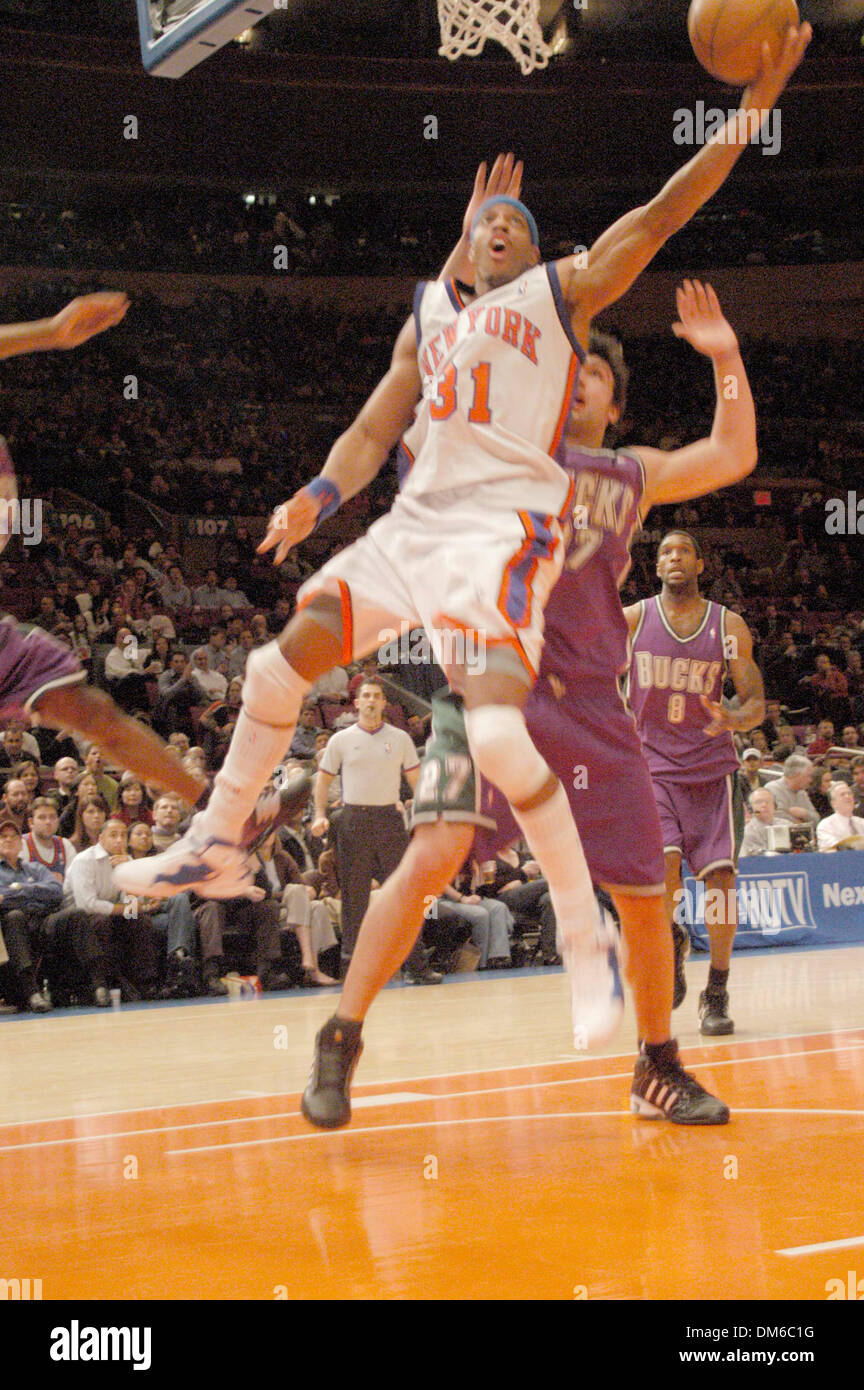 Patrick Ewing competing for the NBA New York Knicks Stock Photo - Alamy