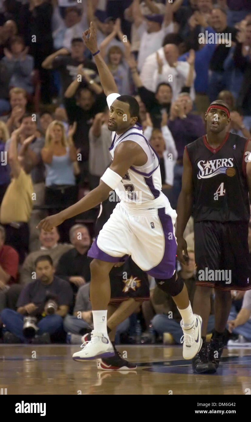 Mar 28, 2005; Scottsdale, Arizona, USA; Sacramento Kings Cuttino Mobley dunks for two with minutes left in the game as Philadelphia 76ers Chris Webber looks on as the Kings win 118-109 at Arco Arena in Sacramento, California on Monday March 28, 2005. Stock Photo