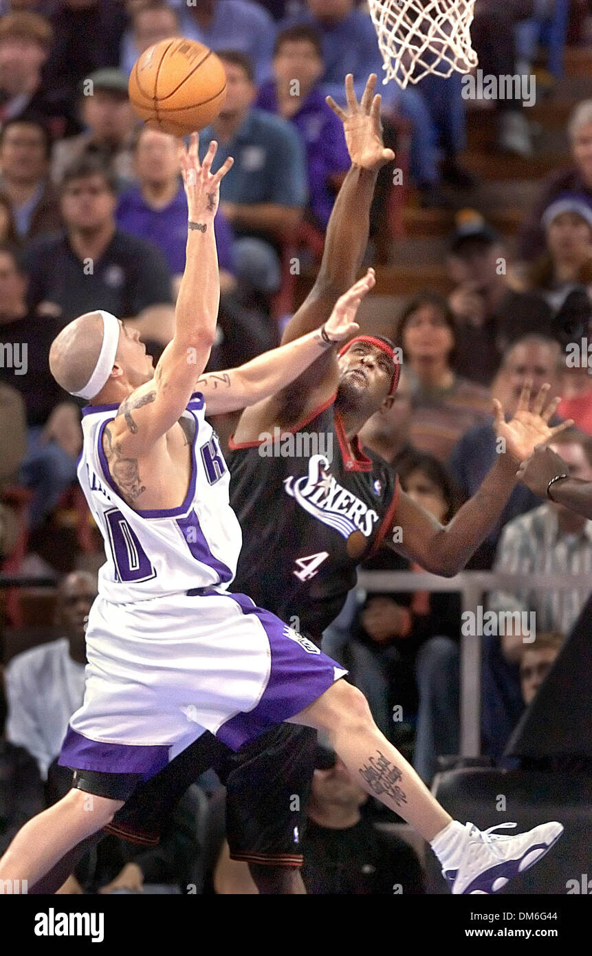 Mar 28, 2005; Scottsdale, Arizona, USA; Sacramento Kings Mike Bibby goes for two against Philadelphia 76ers Chris Webber in the 4th period as thte Kings beat the 76ers 118-109 at Arco Arena in Sacramento, California on Monday March 28, 2005. Stock Photo