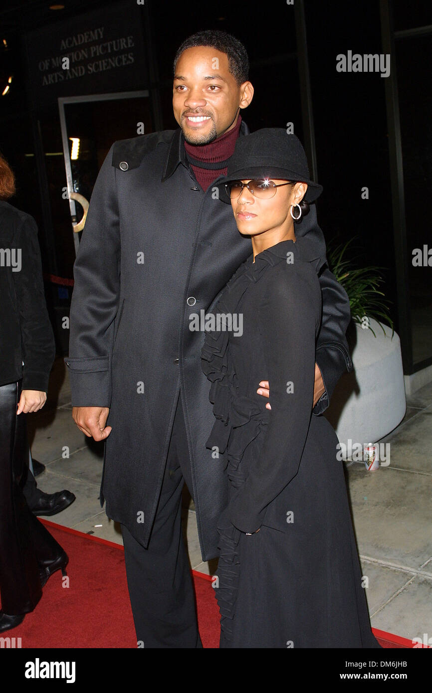 Dec. 18, 2001 - BLACK HAWK DOWN.PREMIERE AT ACADEMY OF MOTION PICTURE THEATER LA..WILL SMITH & JADA PINKETT-SMITH. FITZROY BARRETT /    12-18-2001           K23704FB     (D)(Credit Image: © Globe Photos/ZUMAPRESS.com) Stock Photo