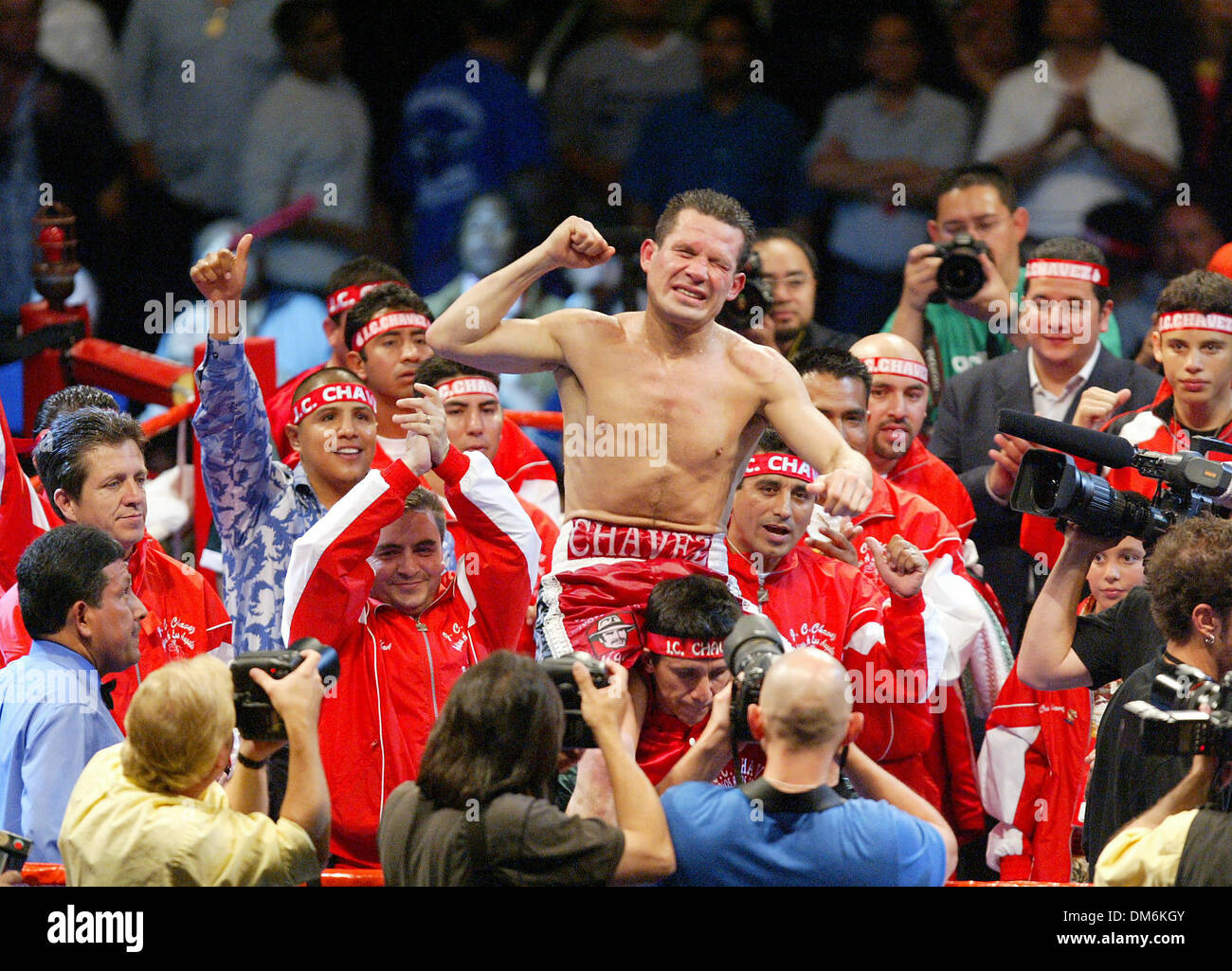 May 28, 2005; Los Angeles, CA, USA; (L) Legendary boxer Julio Cesar ...