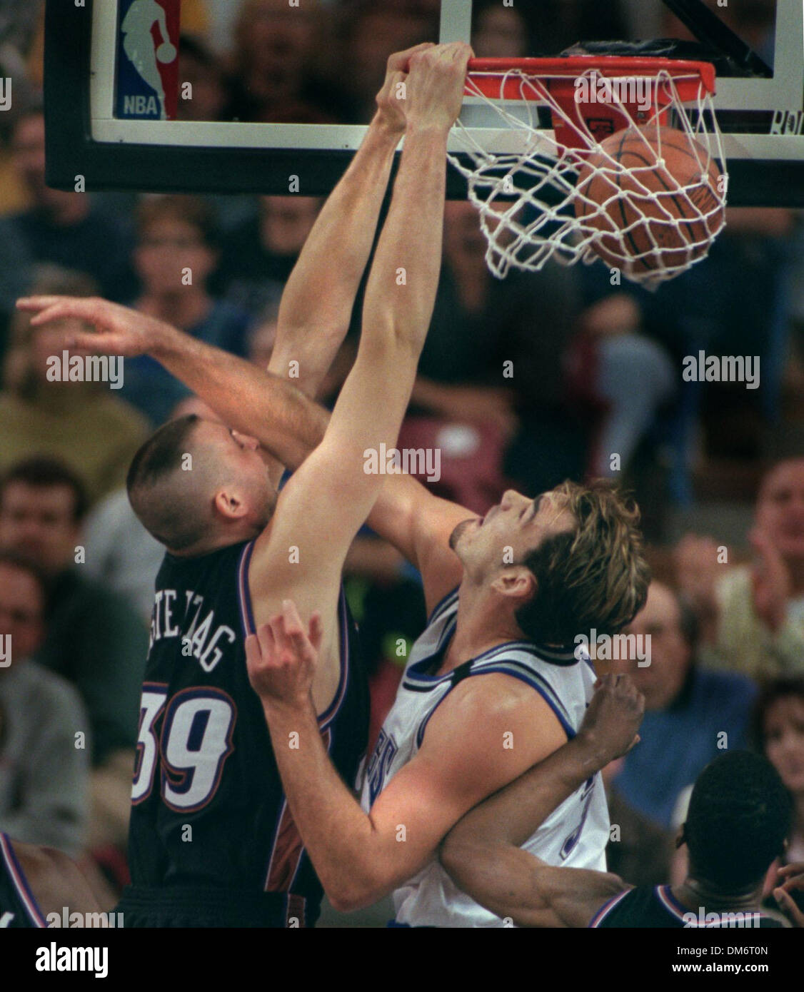 During the 3rd period Greg Ostertag dunks the ball over Scot Pollard of the Kings during their game at Arco Arena 1/22/00. Sacramento Bee/Bryan Patrick  /ZUMA Press Stock Photo