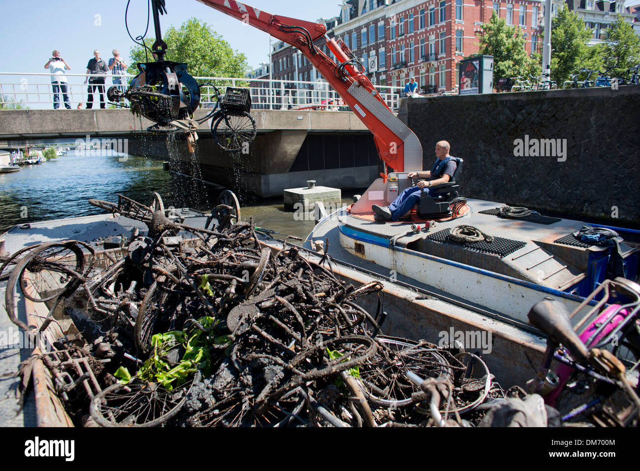 [Image: removing-bicycles-from-the-canals-in-ams...DM700M.jpg]