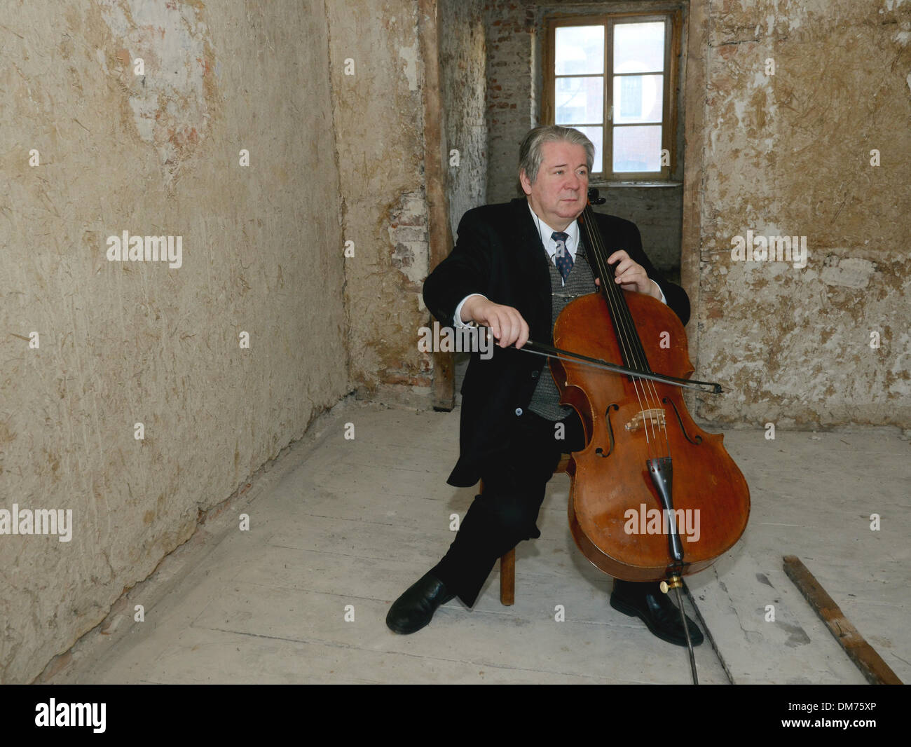 dpa-Exclusive - Cellist Thomas Beckmann plays on his cello as he sits Stock  Photo - Alamy