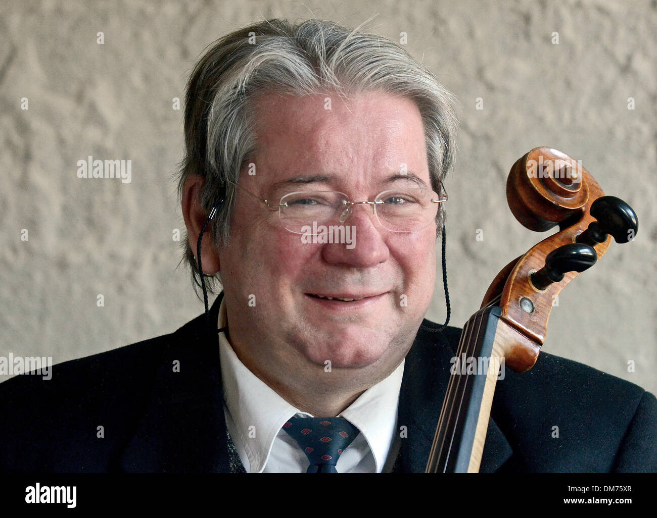 dpa-Exclusive - Cellist Thomas Beckmann smiles and rests his cello on Stock  Photo - Alamy
