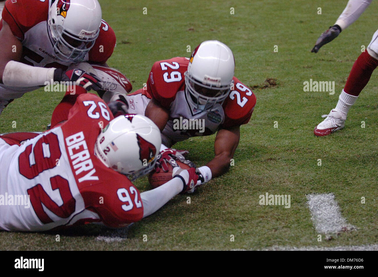 Oct 02, 2005; Mexico City, MEXICO; NFL FOOTBALL: Cardinals #29 Quentin Harris Bertrand Berry struggle for a ball fumbled by Frank Gore in the 4th quarter in Sunday evenings 31-14 Arizona Cardinal win over the San Francisco 49ers at Estadio Azteca in Mexico City. Mandatory Credit: Photo by Jose Luis Villegas/Sacramento Bee/ZUMA Press. (©) Copyright 2005 by Jose Luis Villegas/Sacrame Stock Photo