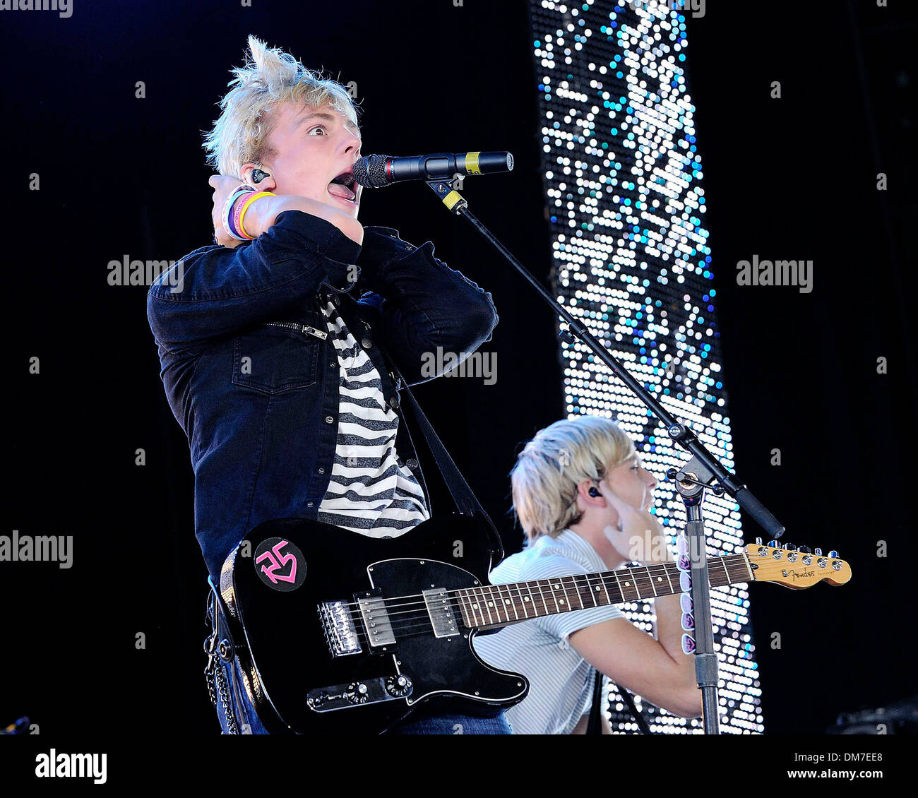 R5 Ross Lynch ピック Amazon.com: Ross Lynch of R5 reprint signed solo photo #2