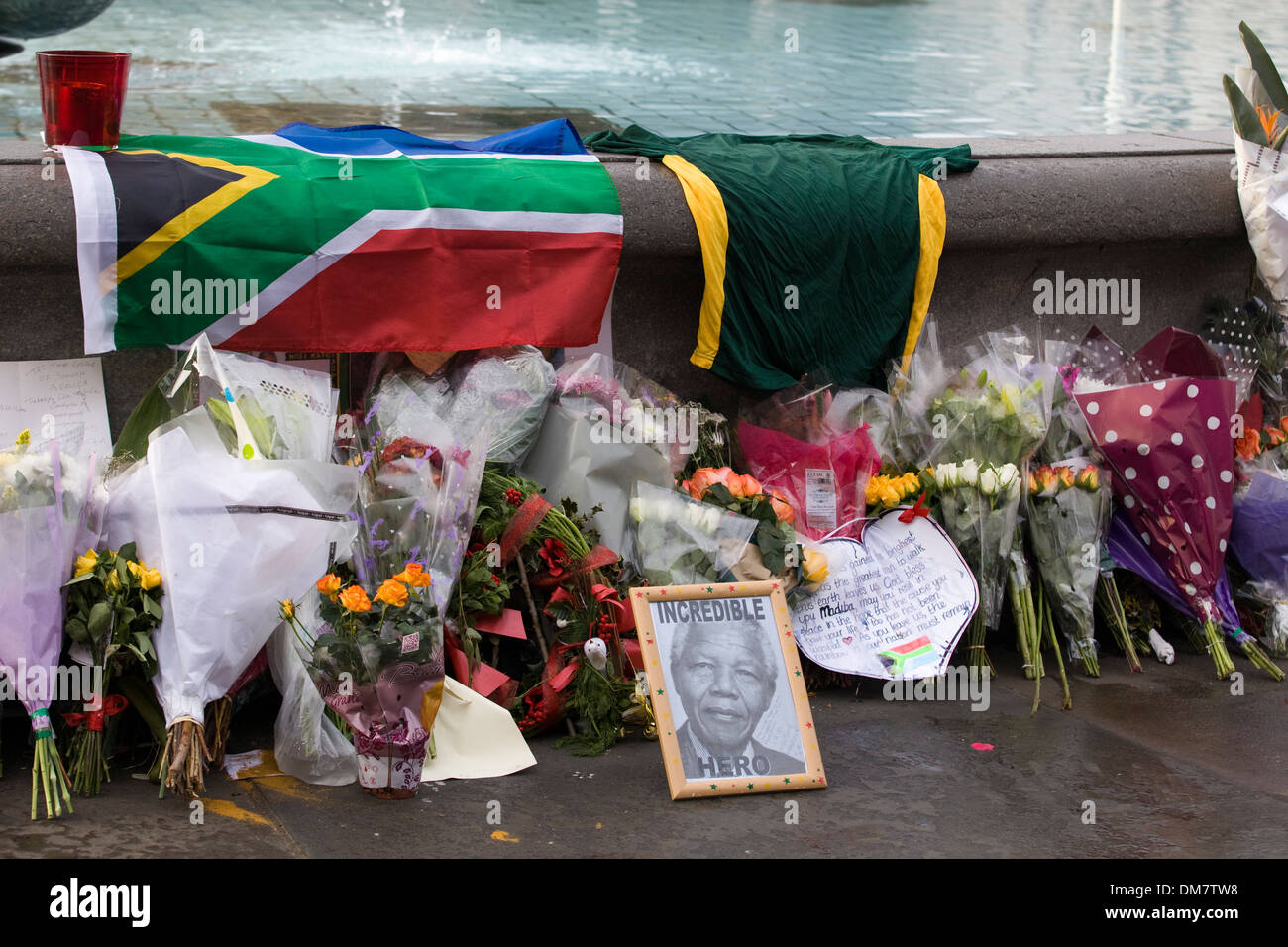 Tributes to Nelson Mandela, flowers and makeshift shrine in an outpouring of emotion for South Africa's anti-apartheid Icon Stock Photo