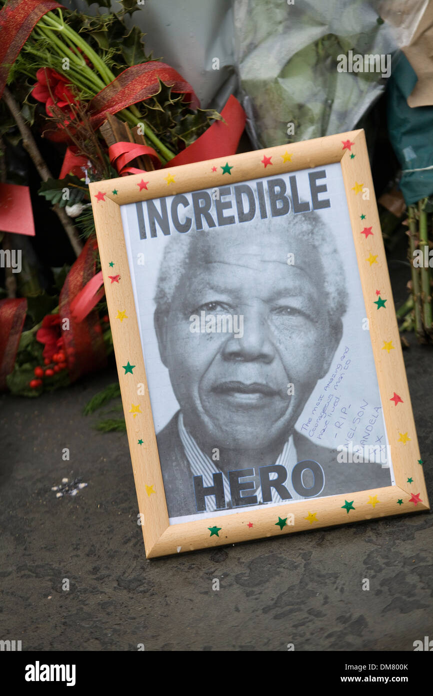Tributes to Nelson Mandela, flowers and makeshift shrine in an outpouring of emotion for South Africa's anti-apartheid Icon Stock Photo