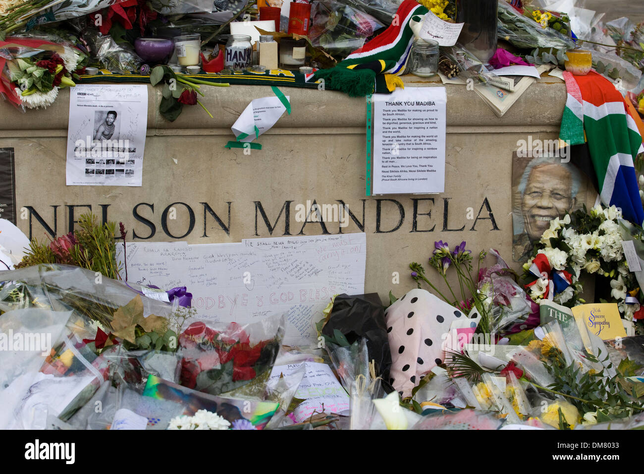 Tributes to Nelson Mandela, flowers and makeshift shrine in an outpouring of emotion for South Africa's anti-apartheid Icon Stock Photo