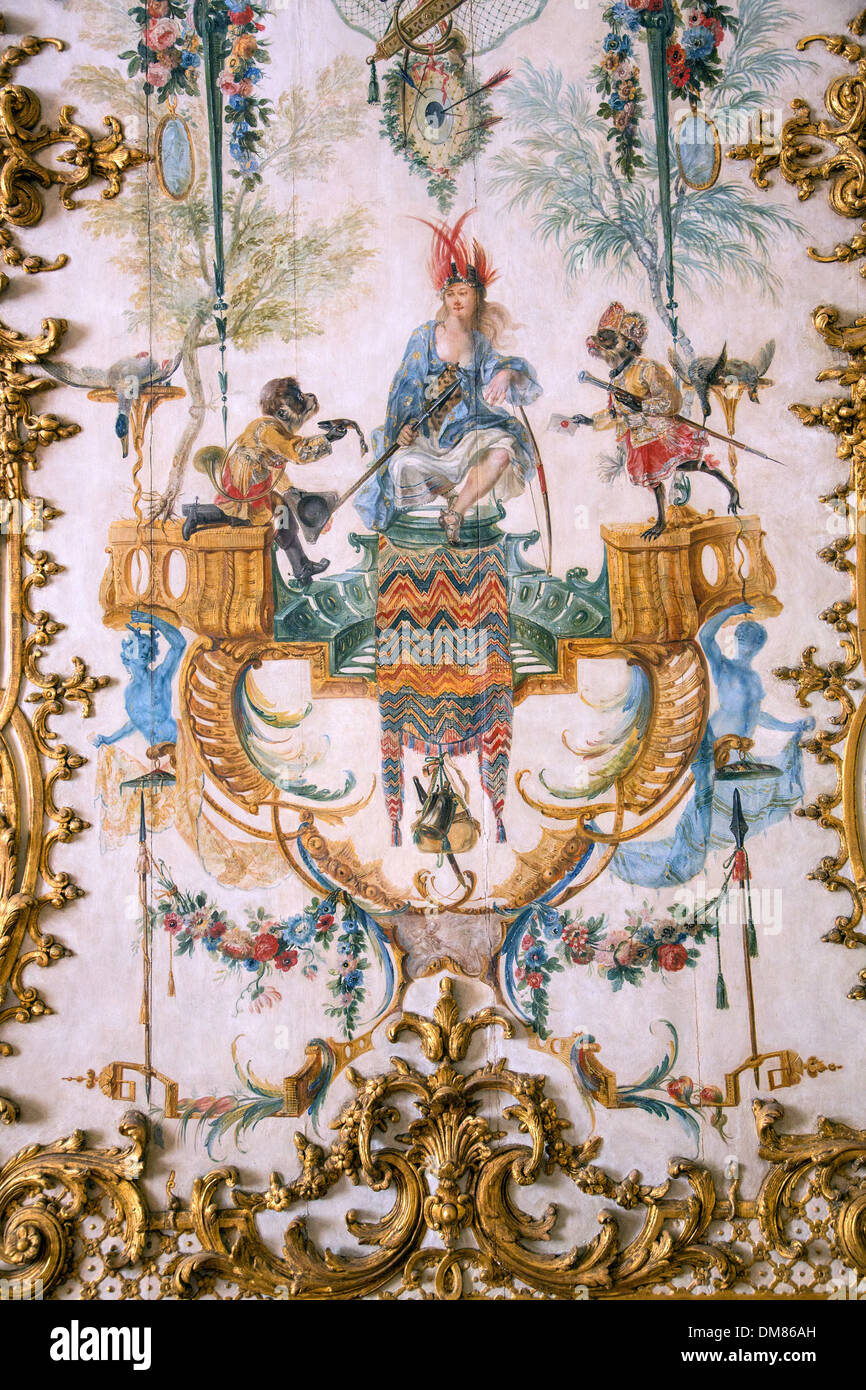 THE APES SERVING THE HUMANS, CARICATURE OF THE NOBILITY REPRESENTED IN THEIR DAILY ACTS, DETAIL OF THE WOODWORK PAINTED BY CHRISTOPHE HUET IN 1737 IN THE GRANDE SINGERIE, THE BIG APARTMENTS IN THE CHATEAU DE CHANTILLY, OISE (60), FRANCE Stock Photo