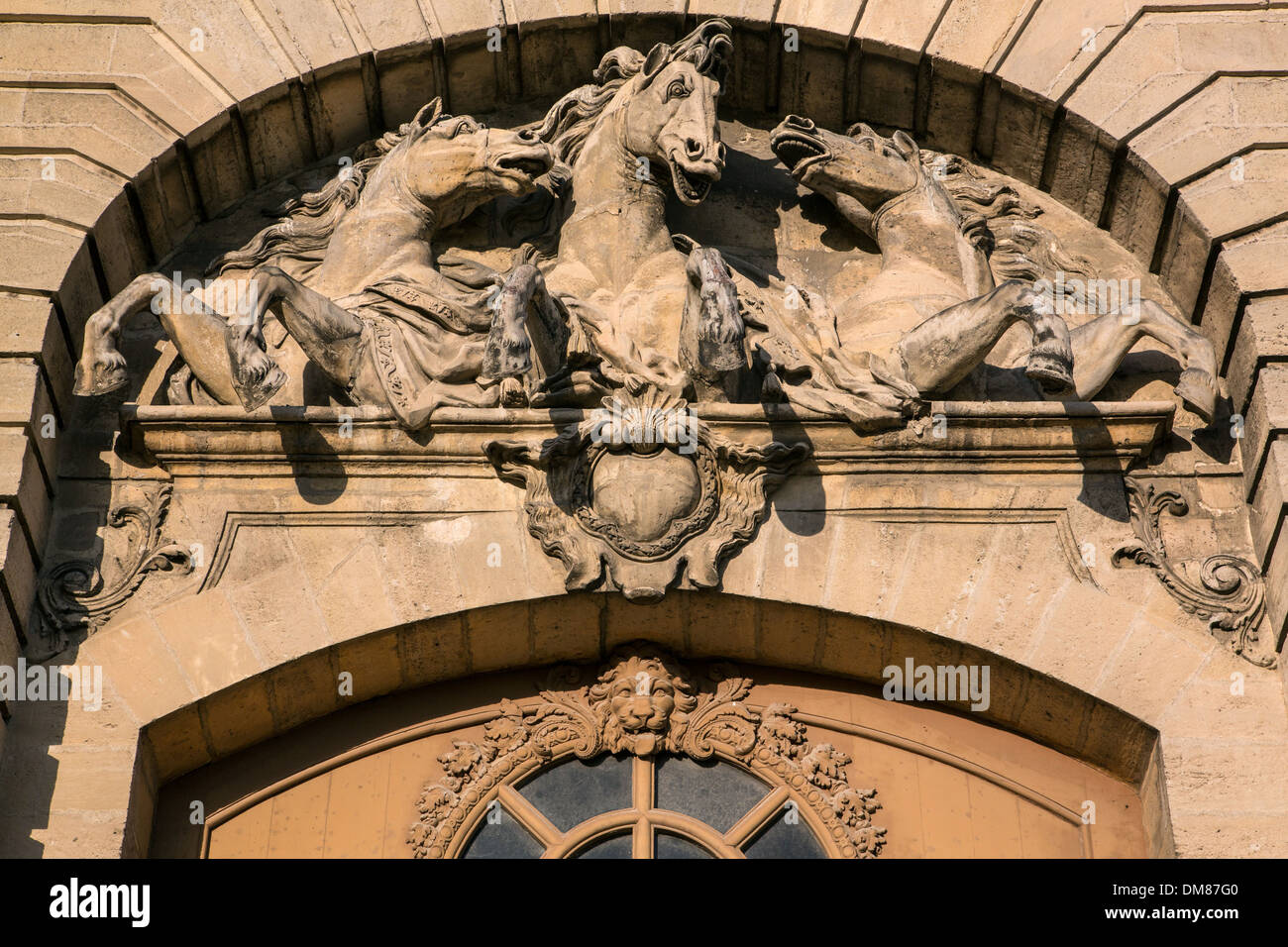 Featured image of post Le Haut Relief / S&#039;utilise avec les articles le, l&#039; (devant une voyelle ou un h muet), un.