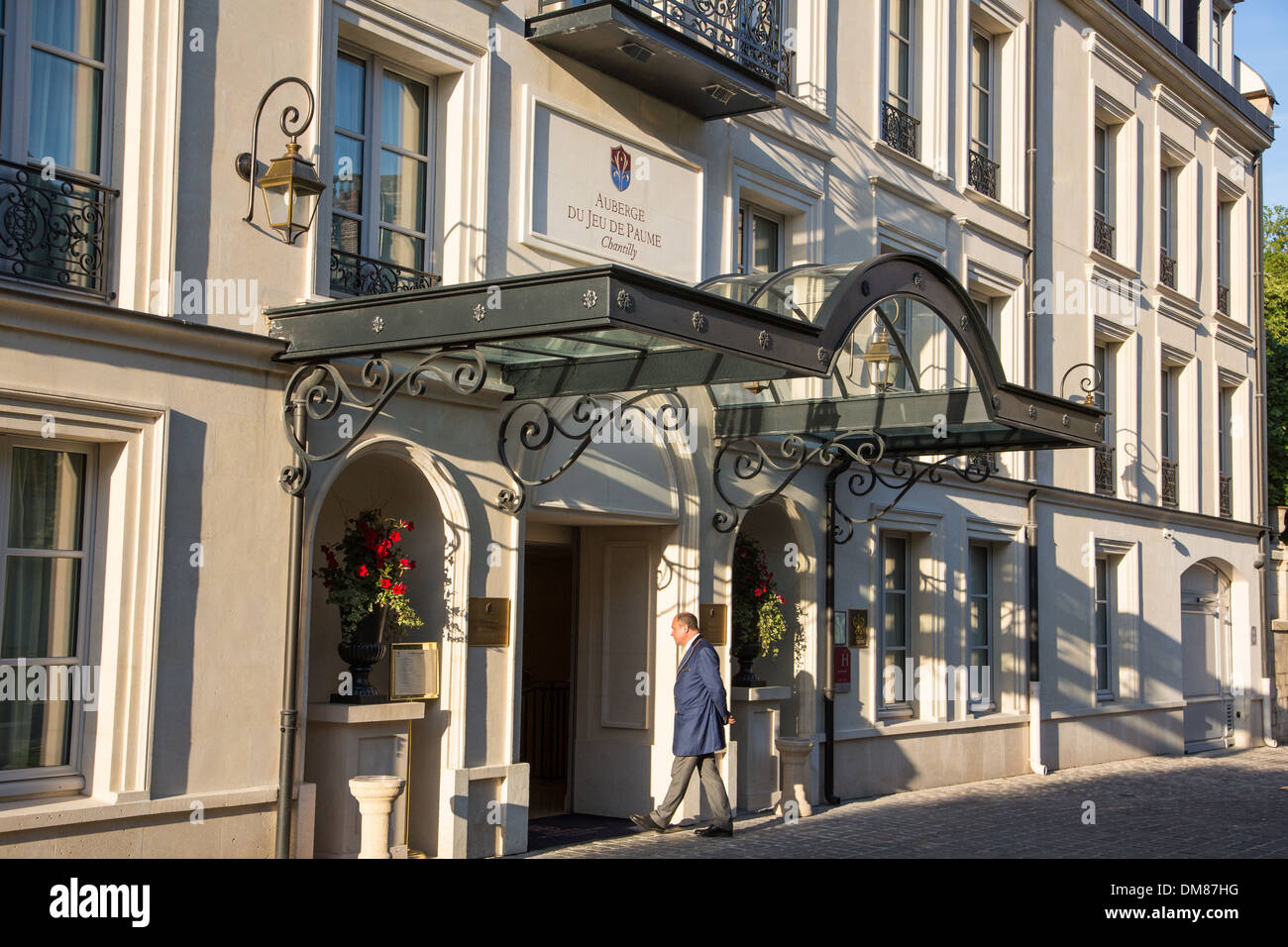 AUBERGE DU JEU DE PAUME, LUXURY HOTEL AND GASTRONOMIC RESTAURANT SITUATED ACROSS FROM THE BIG STABLES WITH VIEW OF THE GARDENS IN THE CHATEAU‚ÄôS PARK, PROPERTY OF THE PRINCE KARIM AGA KHAN, ESTATE OF THE CHATEAU DE CHANTILLY, OISE (60), FRANCE Stock Photo