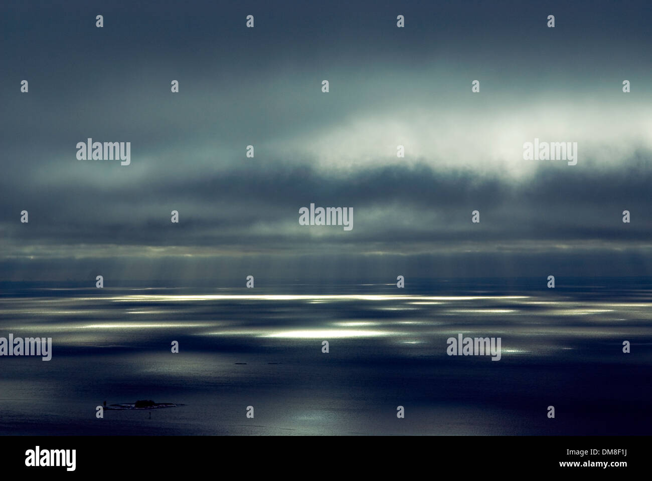 God rays sea hi-res stock photography and images - Alamy