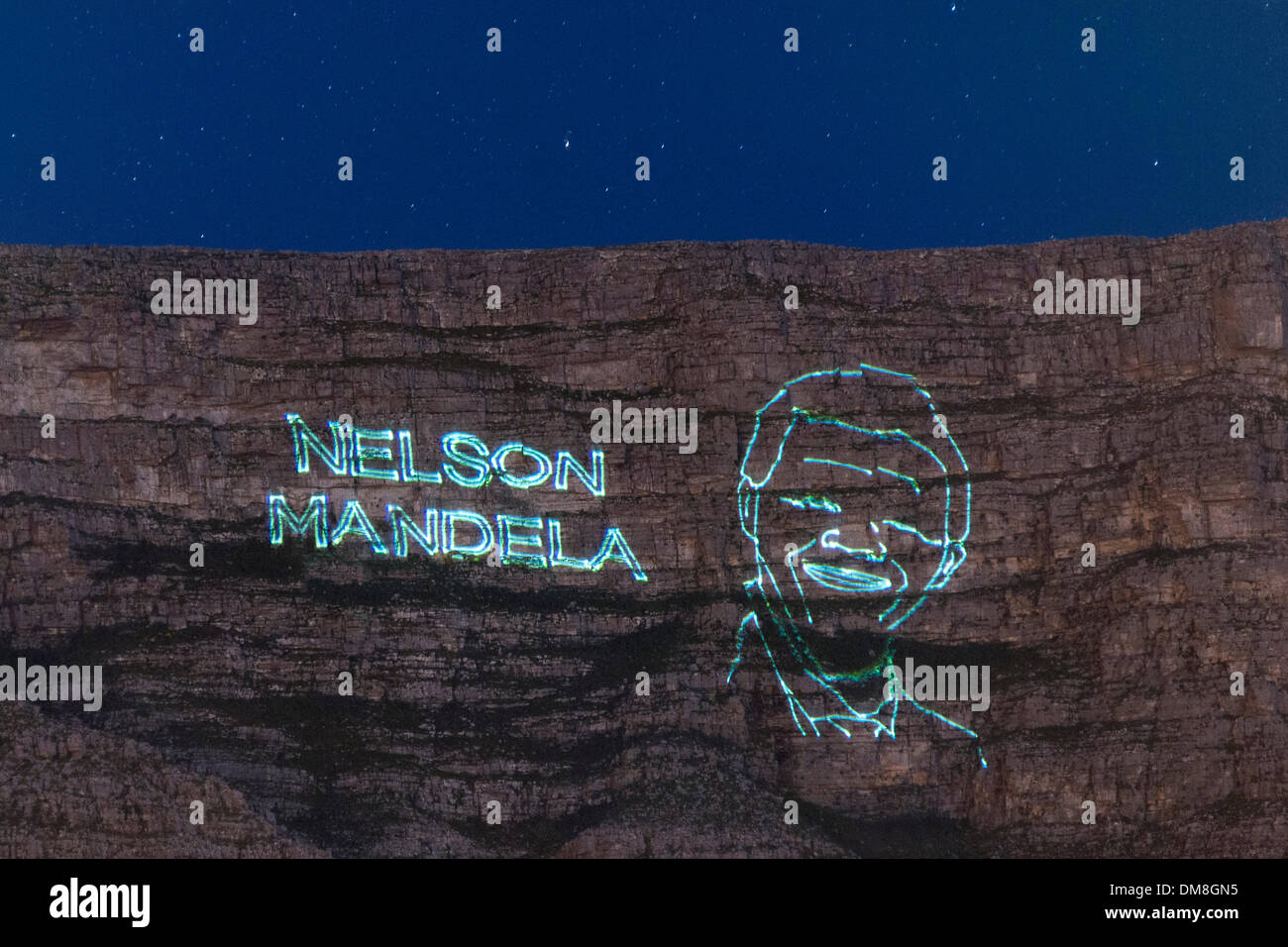 Cape Town, South Africa, Thursday 12 December 2013: A laser outline image of Nelson Mandela is projected onto Table Mountain during the night to honour him following his death on 5 December 2013. Credit:  Eric Nathan/Alamy Live News Stock Photo