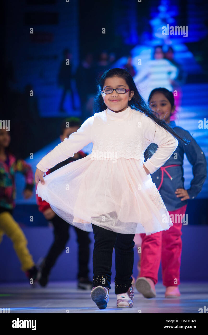 Punjab, Punjab of India. 12th Dec, 2013. A girl displays clothes at a fashion  show in Bathinda, Punjab of India, Dec. 12, 2013. An open-air fashion show  displaying clothes with affordable prices