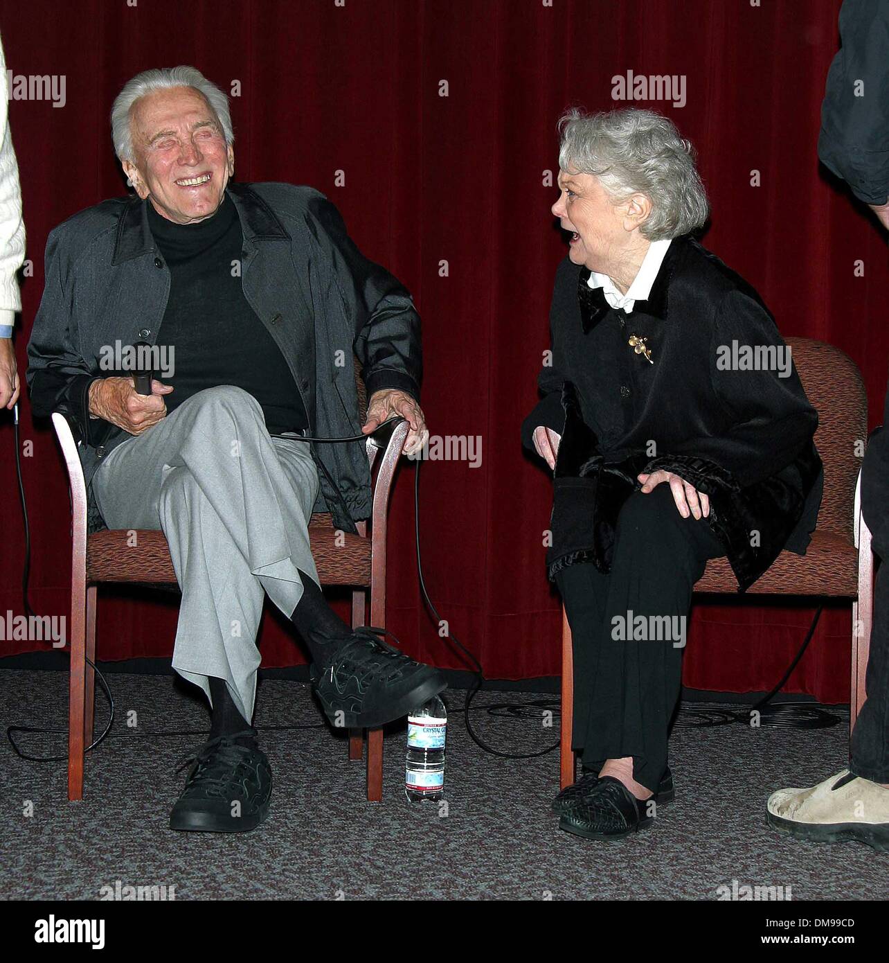 Oct. 22, 2002 - Los Angeles, CA, USA - K26849MR  SCREENING OF BILLY WILDER'S CLASSIC 1951 FILM ''THE BIG CARNIVAL,'' FOLLOWED BY A PANEL DISCUSSION ABOUT THE MAKING OF THE FILM WITH KIRK DOUGLAS AND JAN STERLING.DGA, LOS ANGELES, CA. .OCT 22, 2002. MILAN RYBA/   2002 .KIRK DOUGLAS AND JAN STERLING(Credit Image: © Globe Photos/ZUMAPRESS.com) Stock Photo