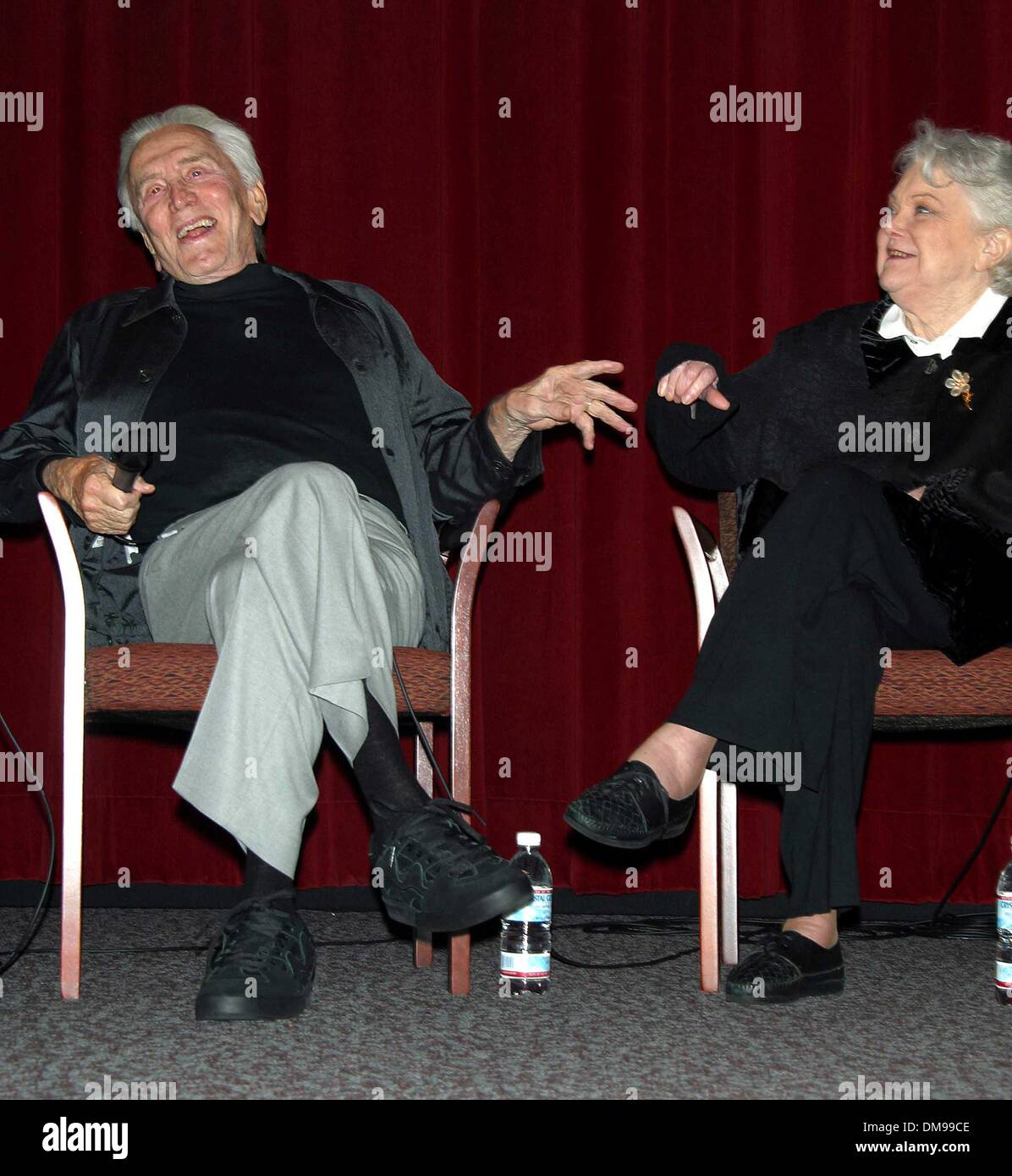 Oct. 22, 2002 - Los Angeles, CA, USA - K26849MR  SCREENING OF BILLY WILDER'S CLASSIC 1951 FILM ''THE BIG CARNIVAL,'' FOLLOWED BY A PANEL DISCUSSION ABOUT THE MAKING OF THE FILM WITH KIRK DOUGLAS AND JAN STERLING.DGA, LOS ANGELES, CA. .OCT 22, 2002. MILAN RYBA/   2002 .KIRK DOUGLAS AND JAN STERLING(Credit Image: © Globe Photos/ZUMAPRESS.com) Stock Photo