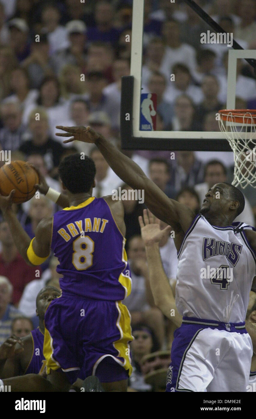 Sacramento Kings forward Chris Webber  (4) reaches up to defend the basket against Kobe Bryant of the Los Angeles Lakers during the first half of the playoff game at Arco Arena on Tuesday, May 2, 2000.  SACRAMENTO BEE/KIM D. JOHNSON  /ZUMA Press Stock Photo