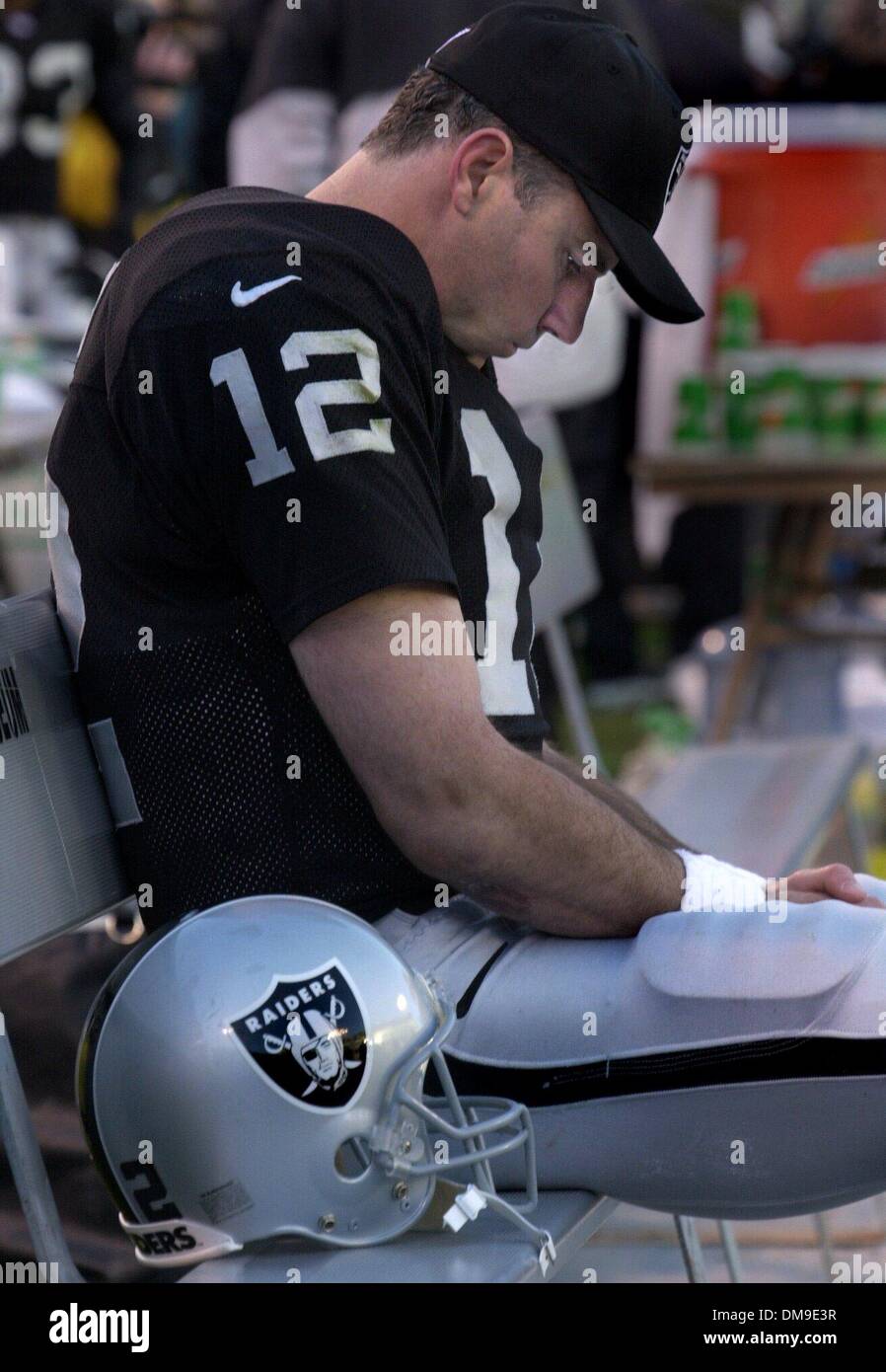 Oakland raiders quarterback rich raiders hi-res stock photography and ...