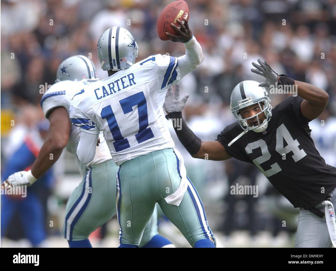 #24 for the Raiders Charles Woodson goes for the Dallas quarterback #17 Quincy Carter. Picture taken at Network Associates Coliseum Sunday, October 7, 2001. Sacramento Bee/Bryan Patrick  /ZUMA Press Stock Photo