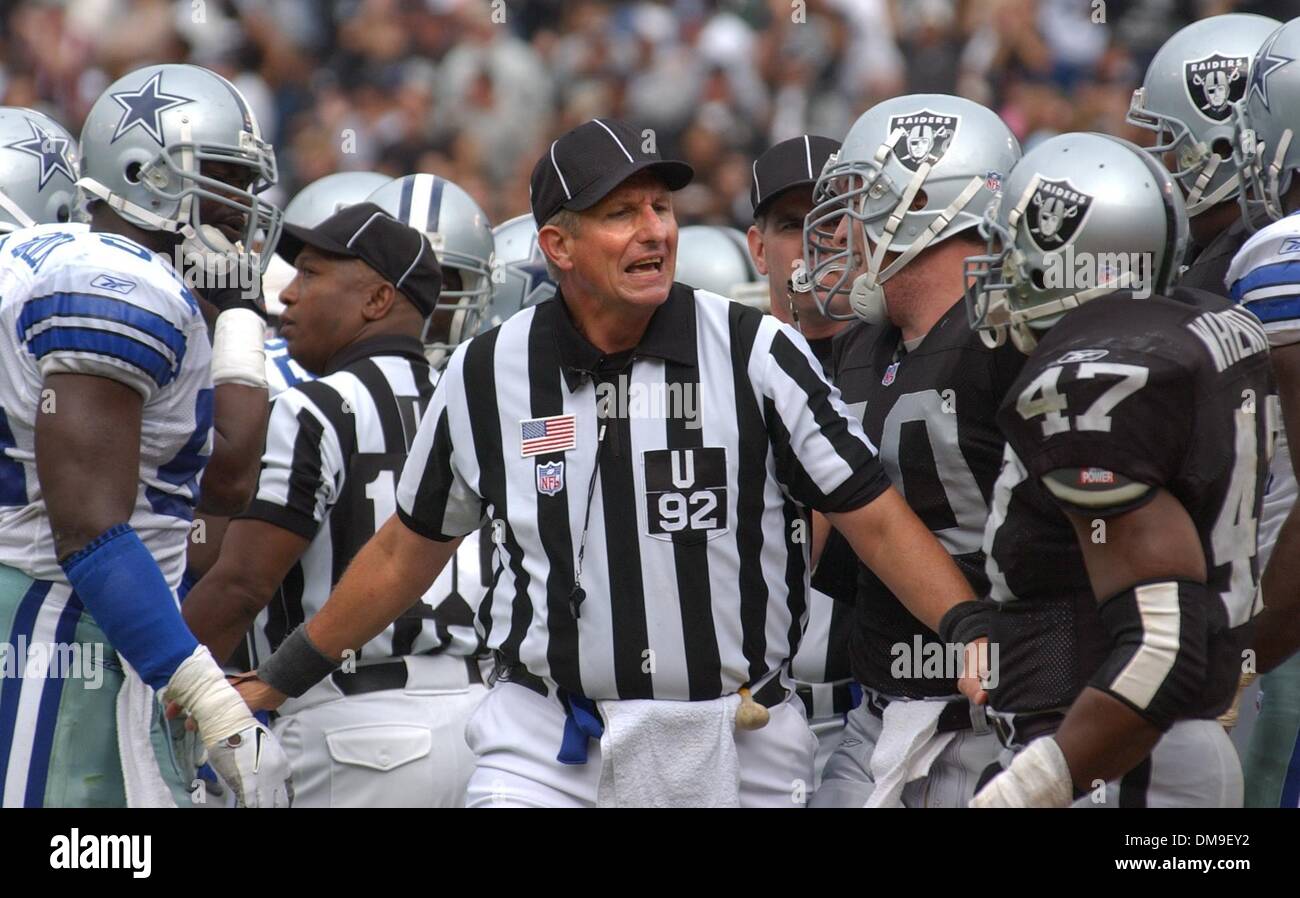 Touchdown Umpire Umpire Carl Madsen separates Tyrone Wheatley from Dallas players after ...