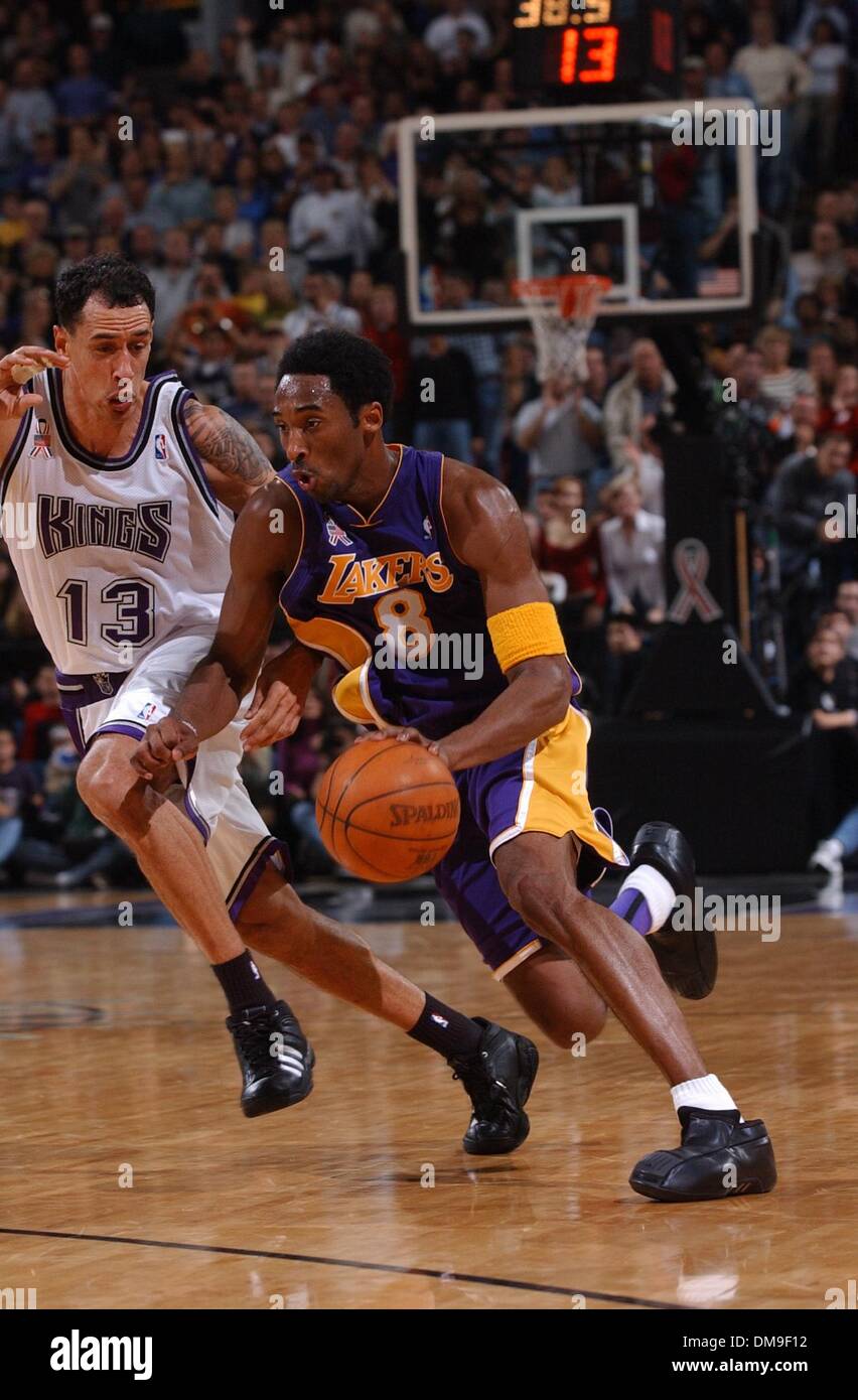 Doug Christie applies the defense as Kobe Bryant drives the lane in the game between the Sacramento Kings and the Los Angeles Lakers at Arco Arena Friday, December 7, 2001. Sacramento Bee photograph by Hector Amezcua.  /ZUMA Press Stock Photo
