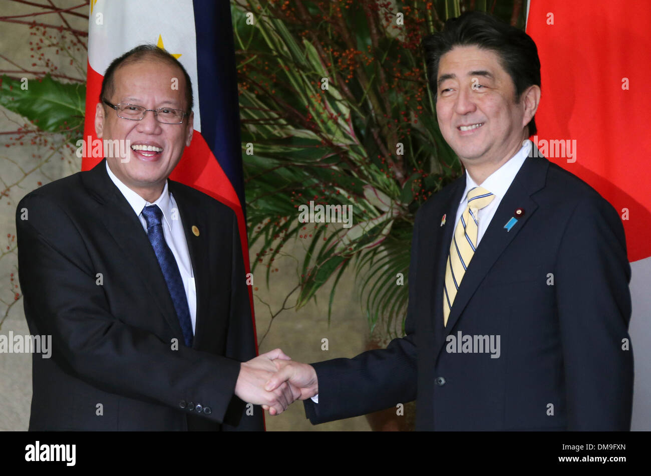 (131213) -- TOKYO, Dec. 13, 2013 (Xinhua) -- Japanese Prime Minister Shinzo Abe (R) meets with Philippine President Benigno Aquino III in Tokyo, Japan, Dec. 13, 2013. (Xinhua) (lmz) Stock Photo