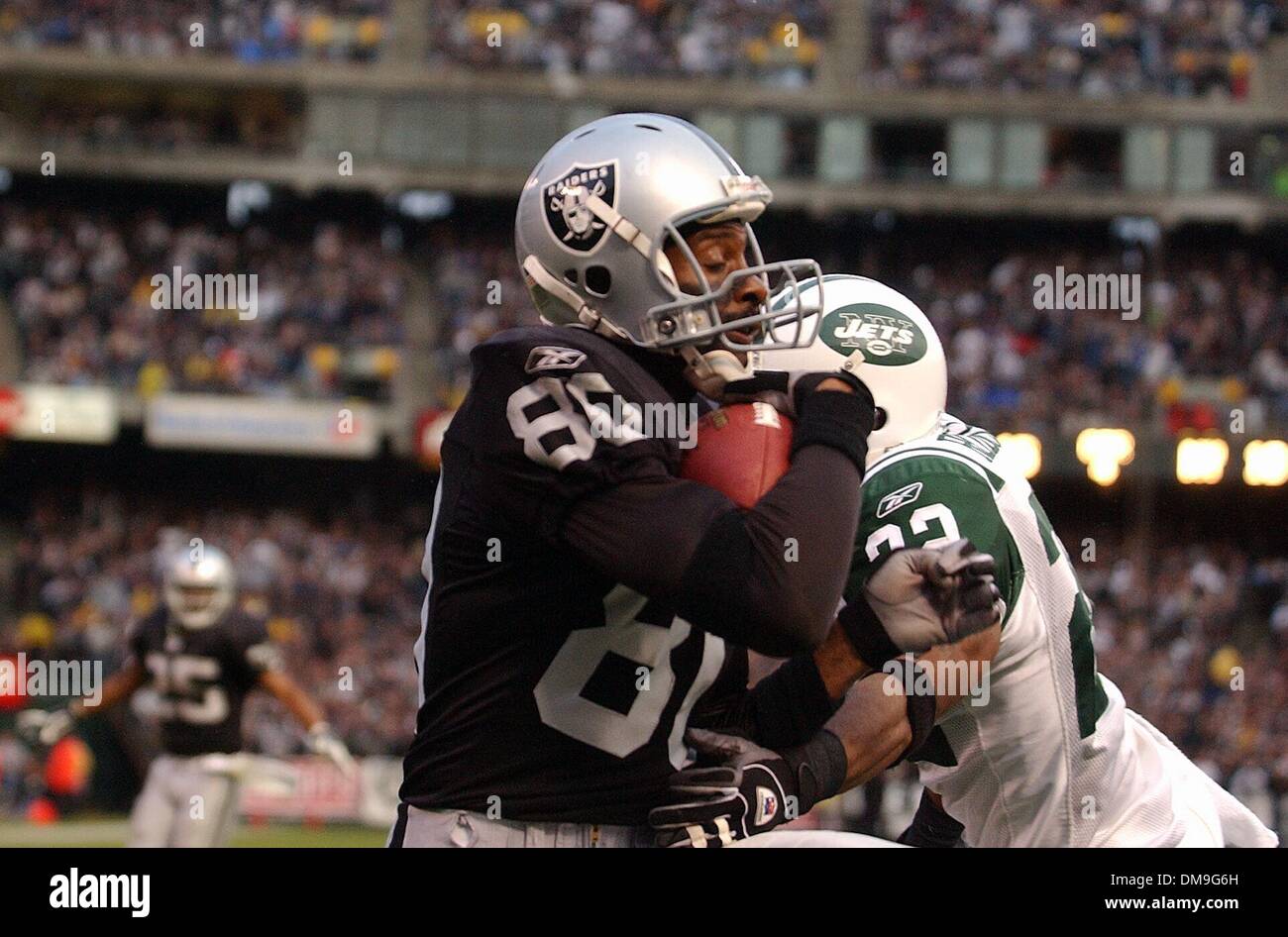 Oakland Raider wide reciever Jerry Rice catches a Rich Gannon touchdown ...
