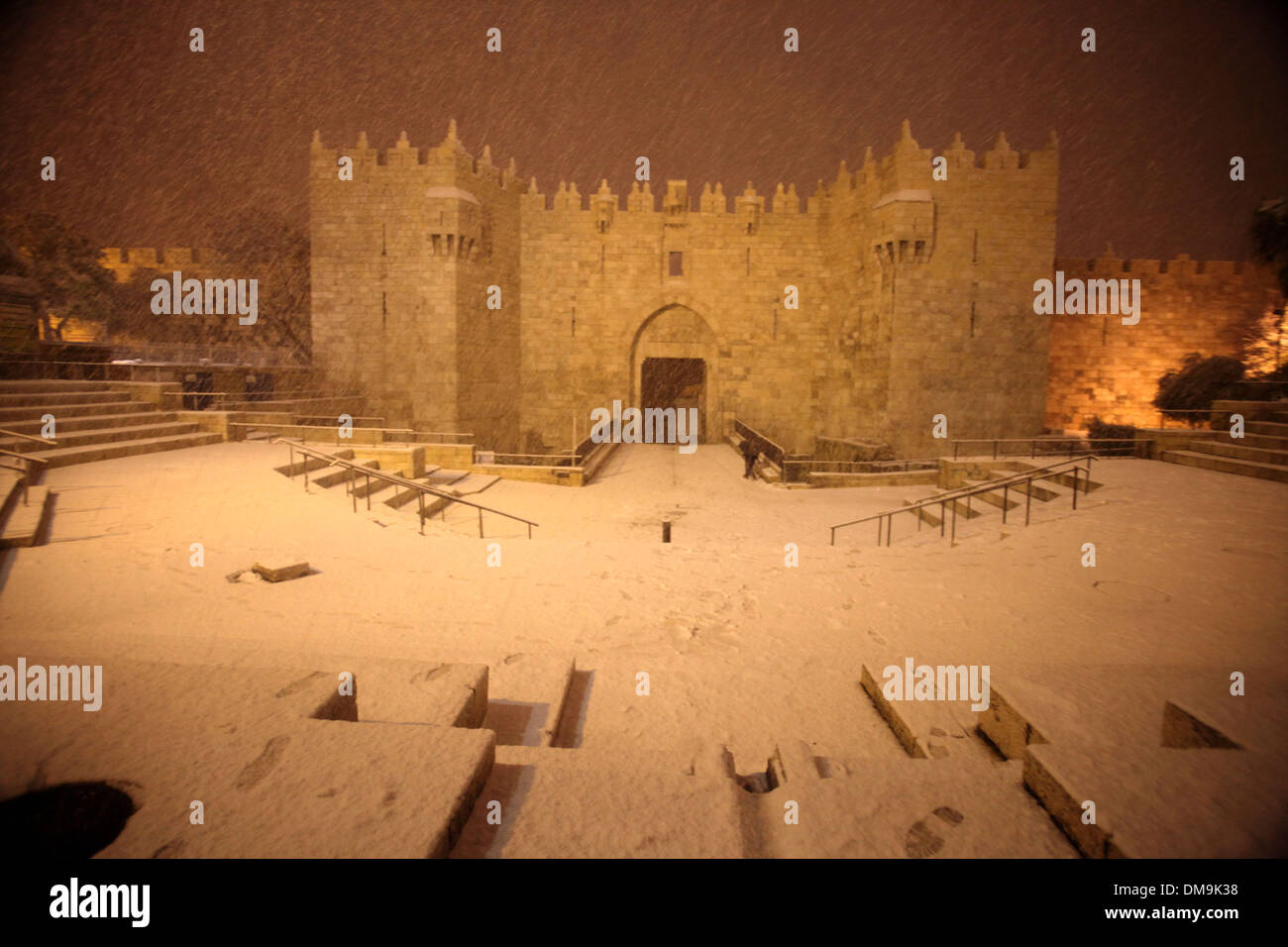People walk in jerusalem snow hi-res stock photography and images - Alamy