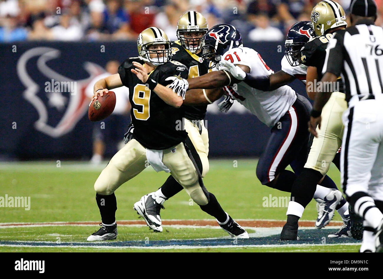 22 August 2009New Orleans Saints quarterback Drew Brees gets pressured