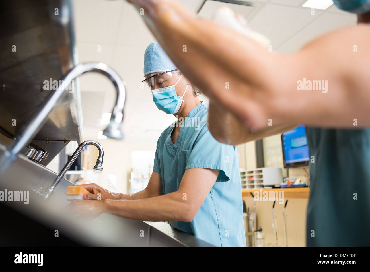 Surgical Hand Scrub Stock Photos & Surgical Hand Scrub Stock Images Alamy