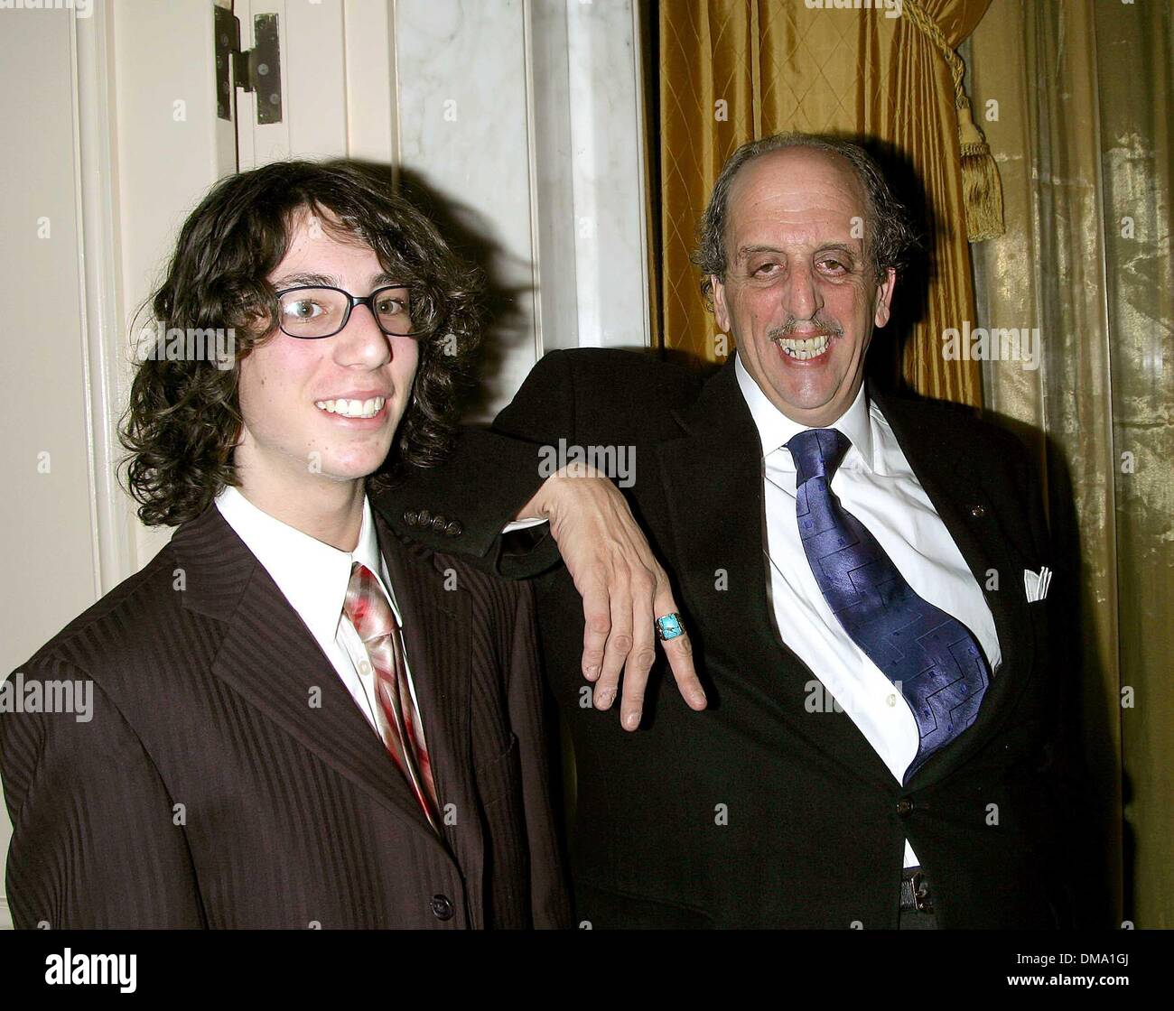 Nov. 1, 2002 - Beverly Hills, CALIFORNIA, USA - VINCENT SCHIAVELLI AND SON ANDREAS ..K26975MR ''COOL COMEDY-HOT CUISINE'' FUNDRAISER FOR SCLERODERMA RESEARCH.REGENT BEVERLY WILSHIRE HOTEL, BEVERLY HILLS, CA.NOV. 01, 2002. MILAN RYBA/ /   2002(Credit Image: © Globe Photos/ZUMAPRESS.com) Stock Photo
