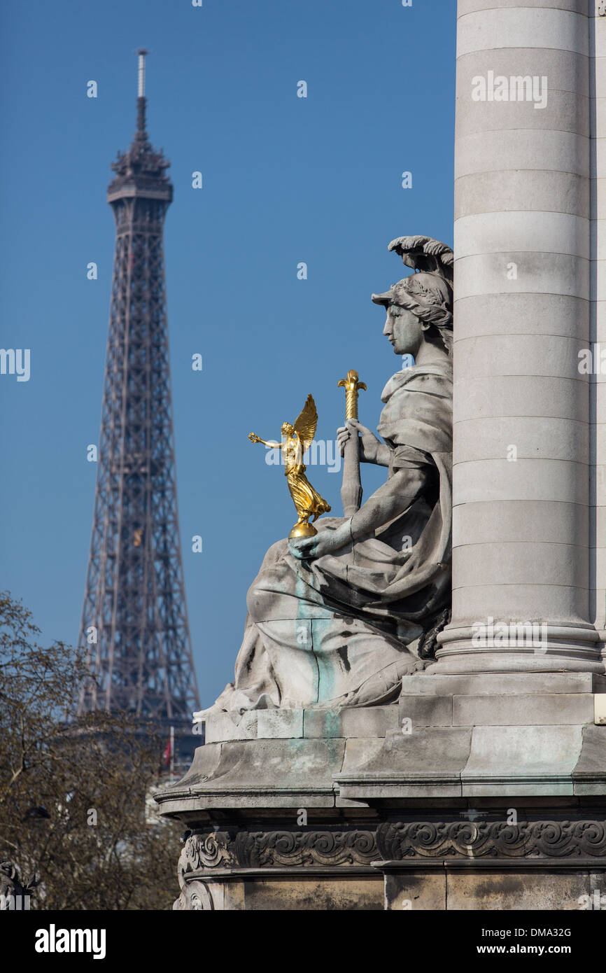 STATUE OF FRANCE UNDER LOUIS XIV BY LAURENT MARQUESTE ON THE PONT ALEXANDRE  III BRIDGE AND THE EIFFEL TOWER, 7TH ARRONDISSEMENT, PARIS, FRANCE Stock  Photo - Alamy