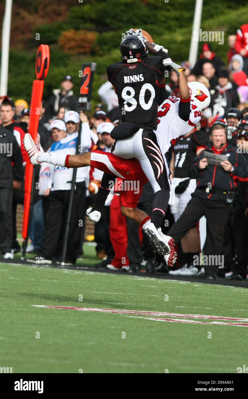 24 October 2009: Cincinnati wide receiver Armon Binns #80 in game action during the first half of play of the NCAA game between the Louisville Cardinals and the Cincinnati Bearcats played at Nippert Stadium in Cincinnati, OH  (Credit Image: © Southcreek Global/ZUMApress.com) Stock Photo