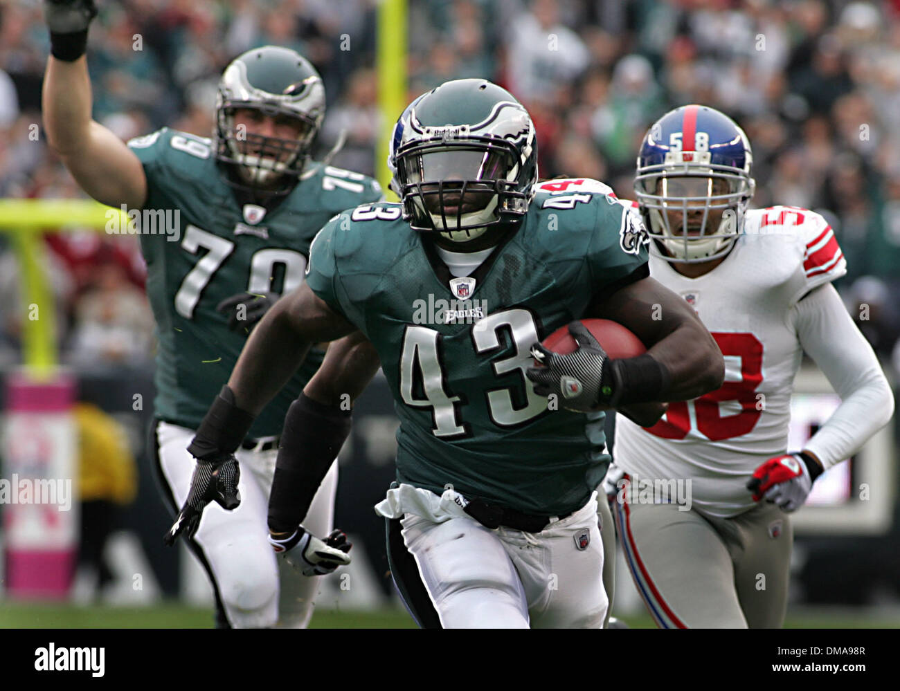 Nov 01, 2009 - Philadelphia, Pennsylvania, USA - Eagles FB LEONARD WEAVER  (#43) races to the end zone in the first quarter during the Eagles 40 - 17  win over the Giants