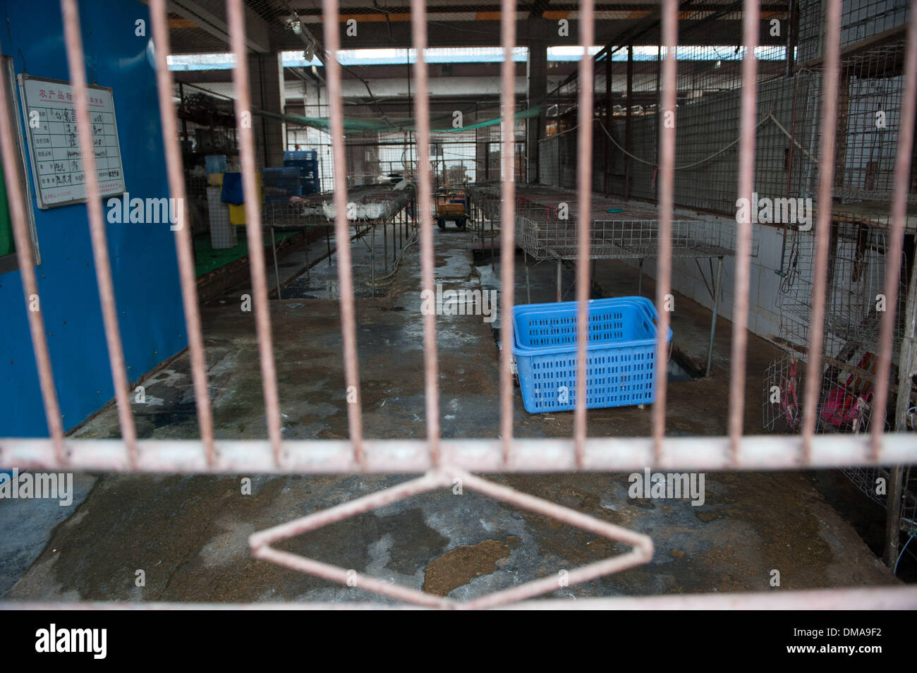 Shenzhen. 13th Dec, 2013. Photo taken on Dec. 13, 2013 shows a closed booth at a live poultry market in Longgang District of Shenzhen City, south China's Guangdong Province. Samples taken from two live poultry markets in Shenzhen have tested positive for H7N9 bird flu, the Guangdong provincial health authority confirmed on Wednesday. Guangdong health authorities warned the public to be aware of H7N9 transmission risks. The poultry markets where samples tested positive were asked to close for a week. Credit:  Mao Siqian/Xinhua/Alamy Live News Stock Photo