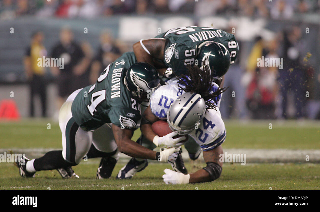 Nov 08, 2009 - Philadelphia, Pennsylvania, USA - Dallas Cowboys RB MARION BARBER (#24) is stopped by Eagles CB SHELDON BROWN (#24), left, and LB AKEEM JORDAN (#56) during the Eagles 20-16 loss to the Dallas Cowboys at Lincoln Financial Field. (Credit Image: © Jay Gorodetzer/ZUMA Press) Stock Photo
