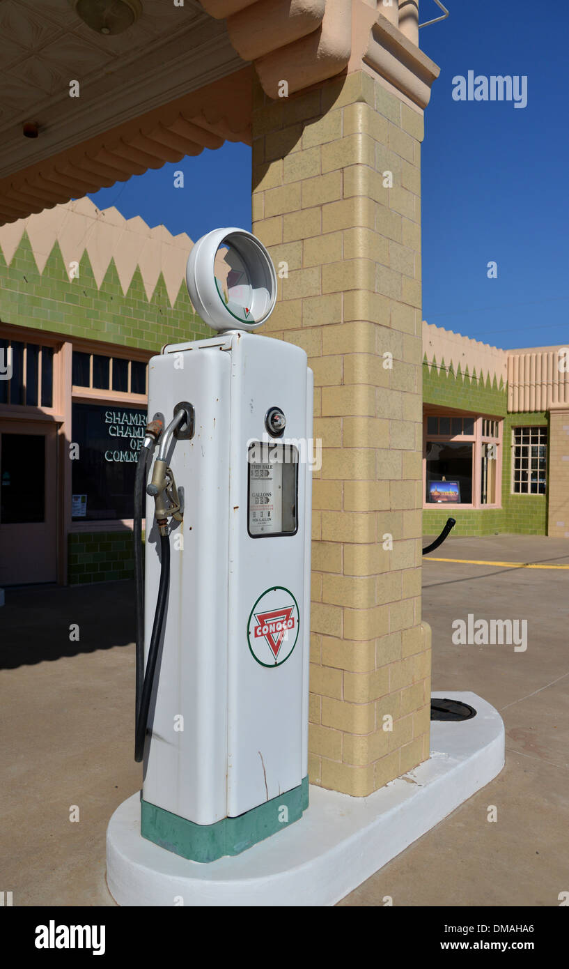 U Drop Inn, Shamrock Texas. Route 66 Art Deco Icon Conoco Tower and U Drop Cafe Stock Photo