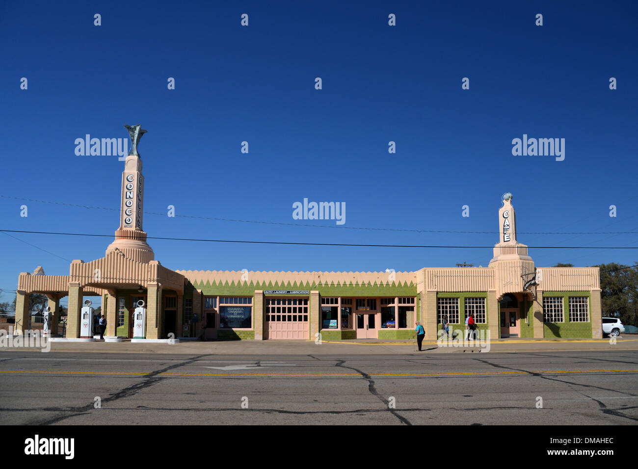 U Drop Inn, Shamrock Texas. Route 66 Art Deco Icon Conoco Tower and U Drop Cafe Stock Photo