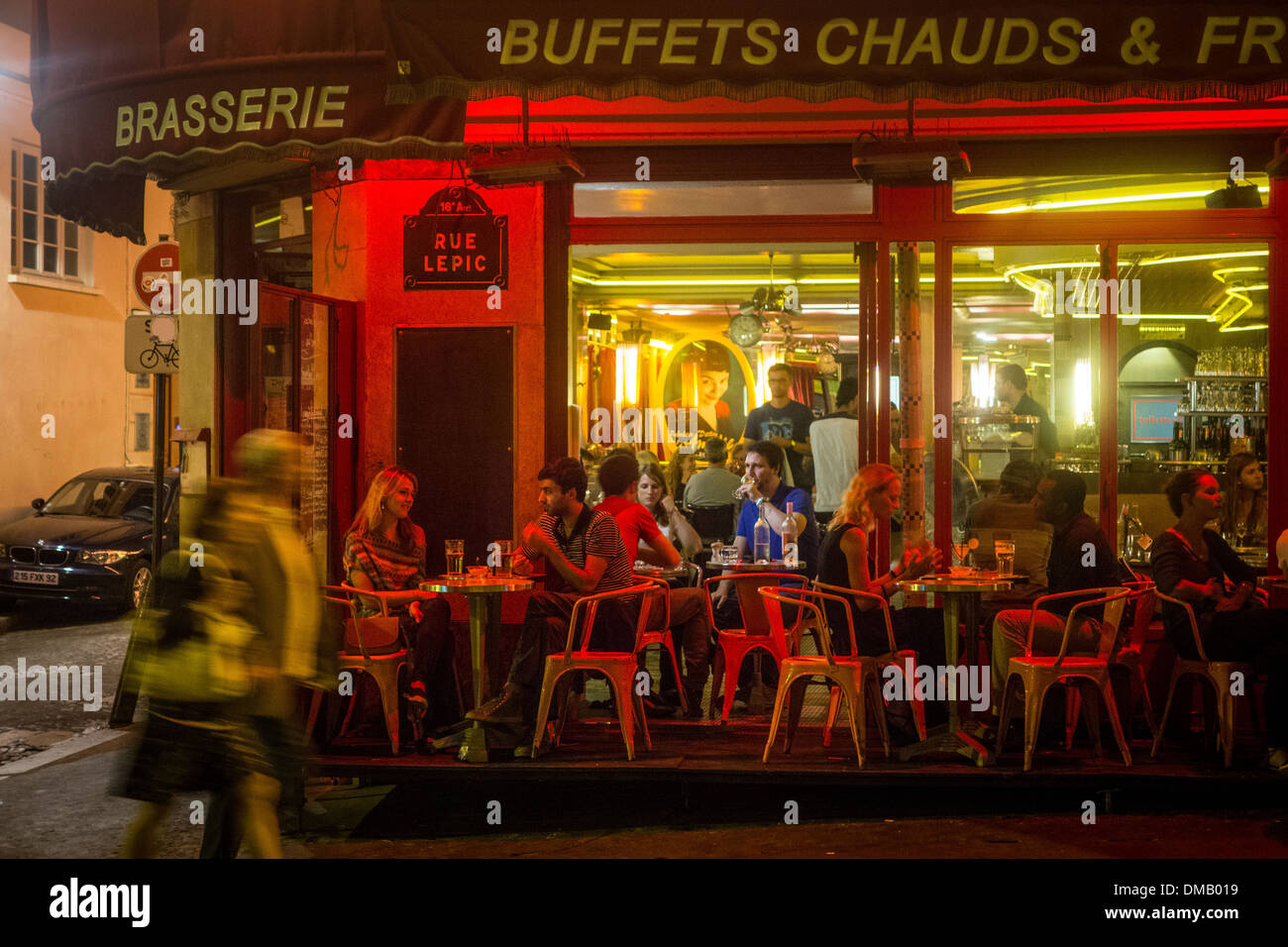 AMBIANCE AT A PARISIAN CAFE RESTAURANT AT NIGHT, RUE LEPIC, PARIS (75