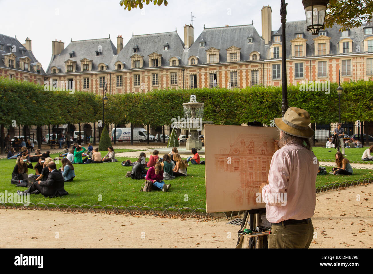 THE PLACE DES VOSGES IS SITUATED IN THE MARAIS QUARTER BETWEEN THE 3RD AND 4TH ARRONDISSEMENTS, IT IS THE OLDEST SQUARE IN PARIS, PARIS (75), ILE-DE-FRANCE, FRANCE Stock Photo